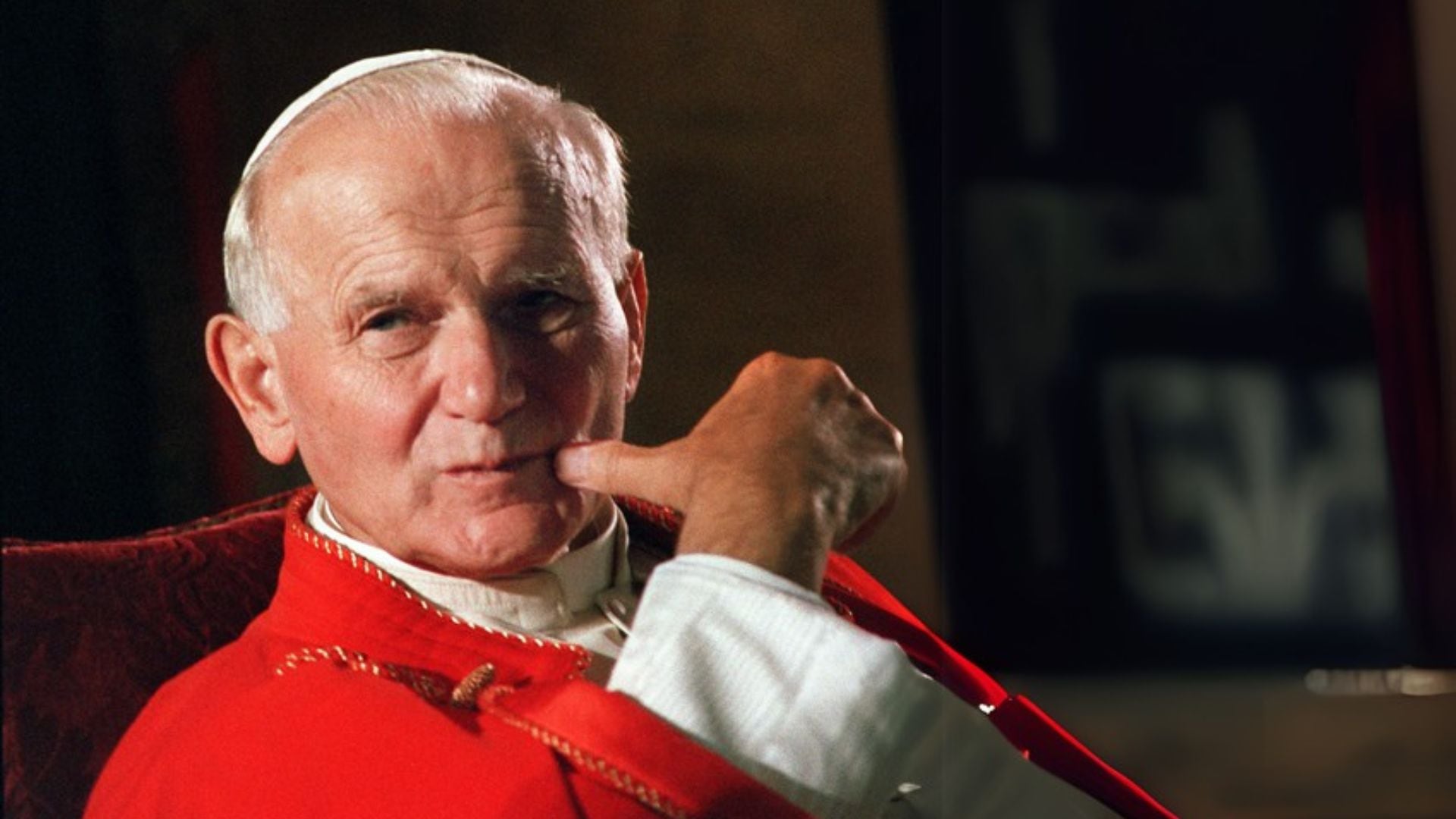 El papa Juan Pablo II se apoya en su mano durante una misa en la catedral de Estrasburgo el 9 de octubre de 1988, en su cuarto viaje a Francia.