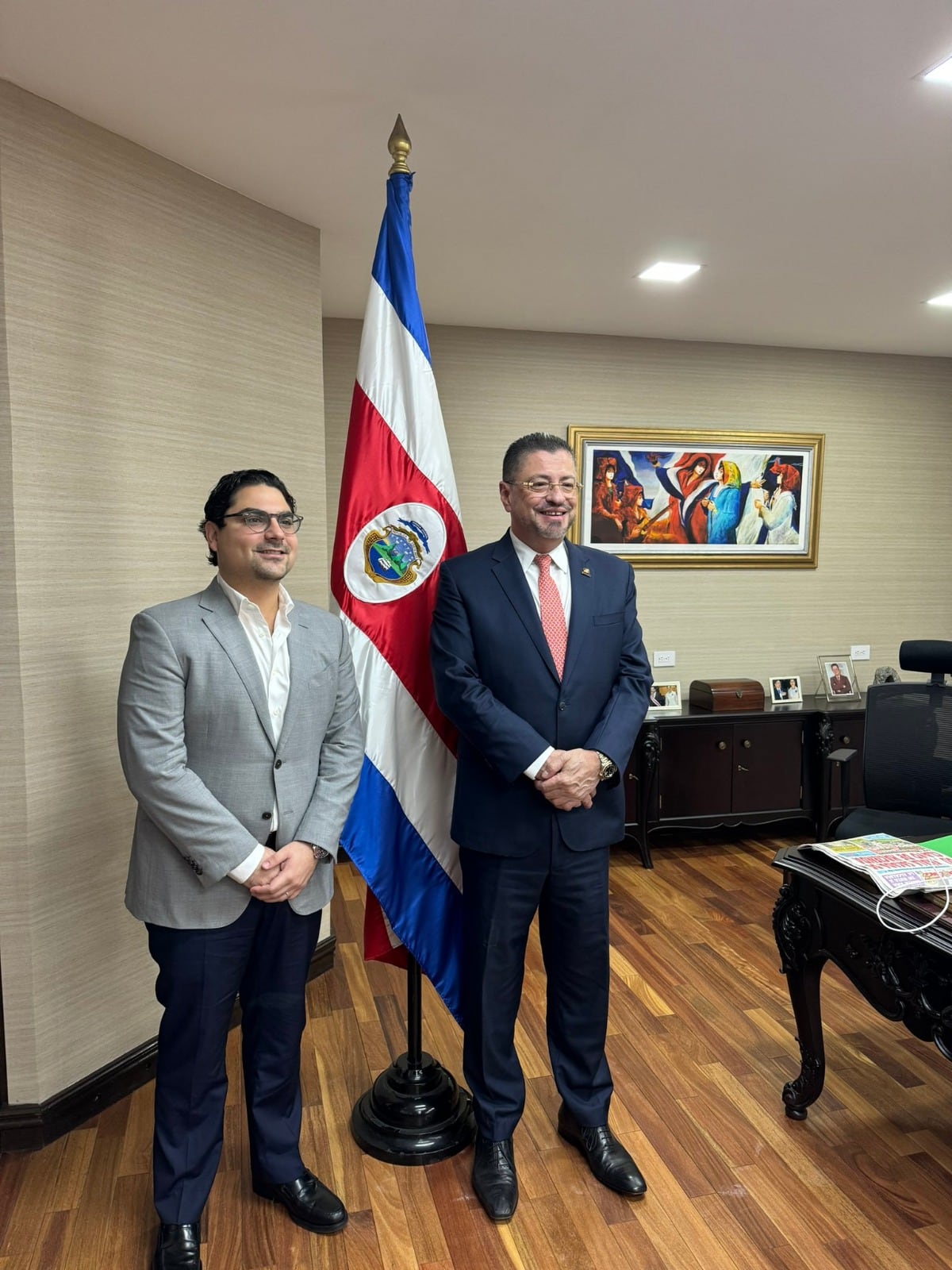 Hostos Rizik y Rodrigo Chaves, en diciembre 2023. Tomada de la red social X del funcionario dominicano.