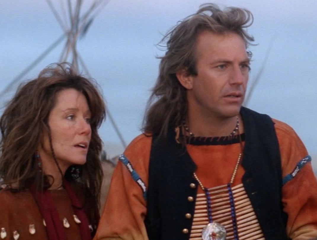 Kevin Costner en su papel de la pelicula 'Danza con lobos', se le ve acompañado de una mujer.