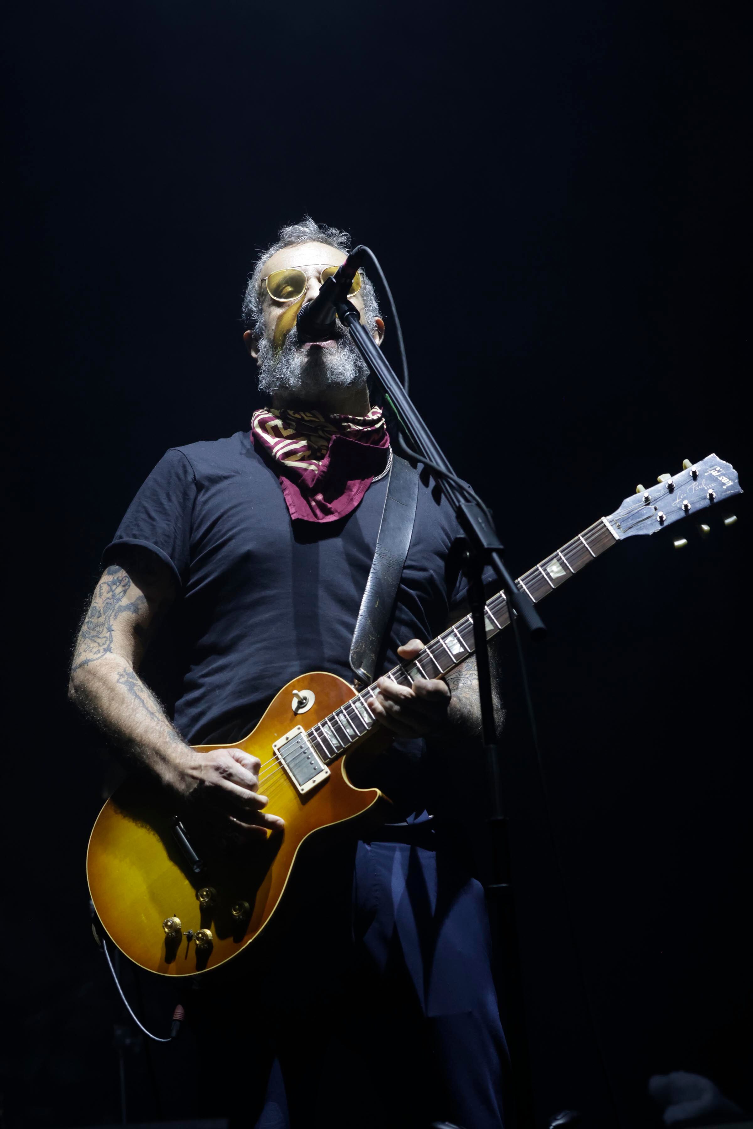 Tito Fuentes, de Molotov, tocando la guitarra.