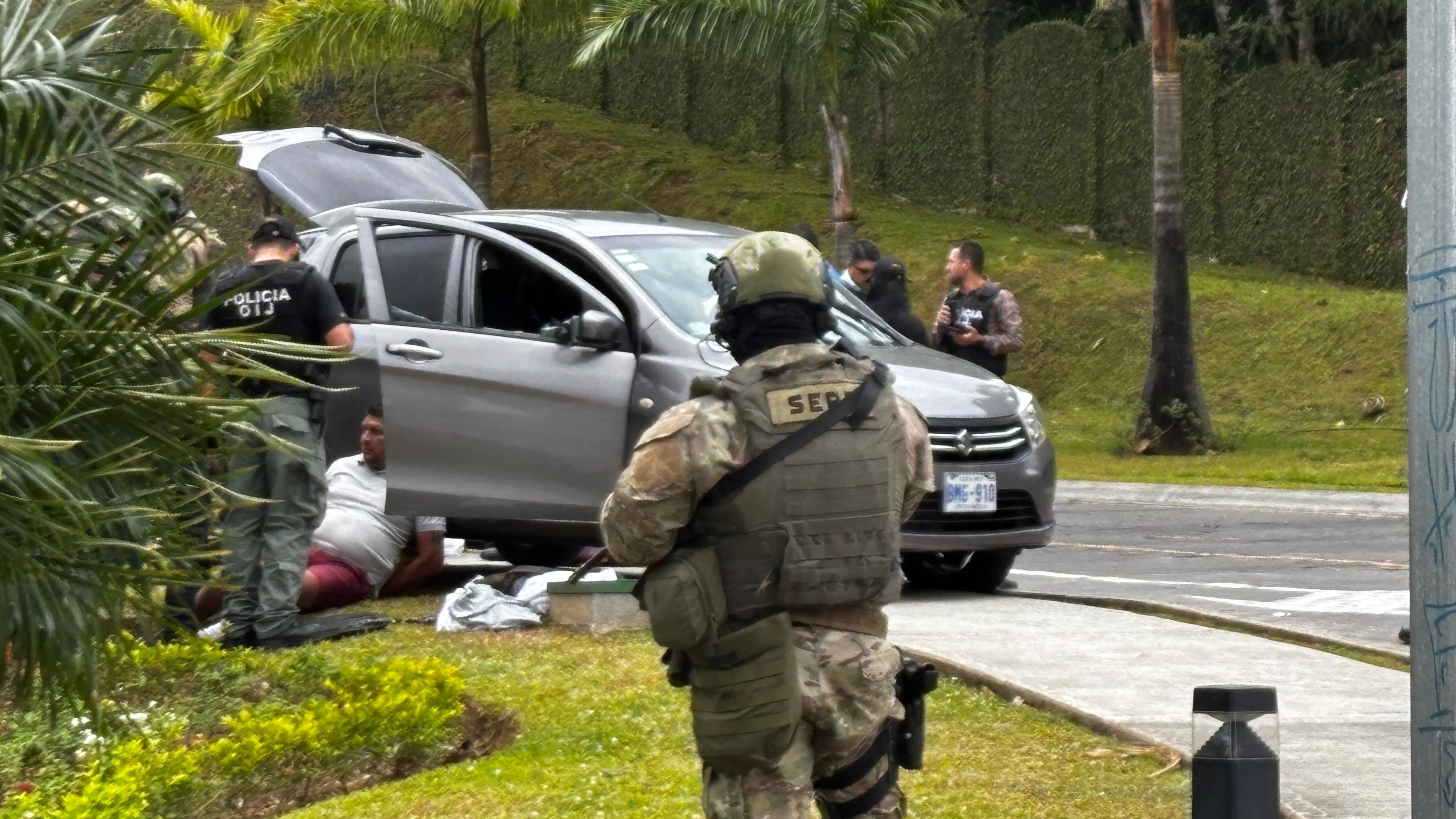 Vargas García intentó darse a la fuga, así que la policía le despedazó el carro frente a condominios Monte Alto, en Granadilla de Curridabat.