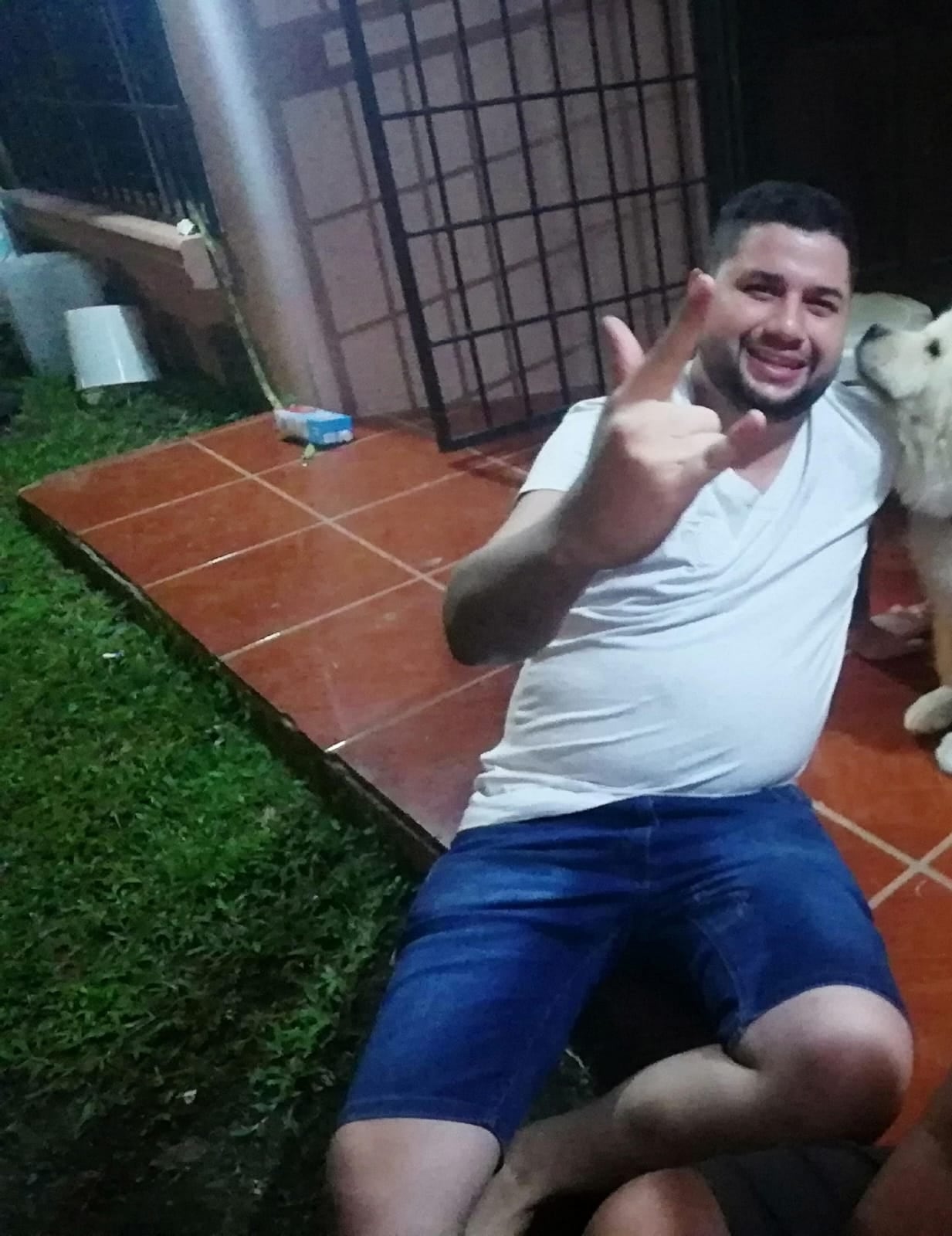 Un hombre de apellido Fallas, propietario de una venta de pollos en Siquirres, fue asesinado mientras estaba en su local ubicado en el barrio Betania.