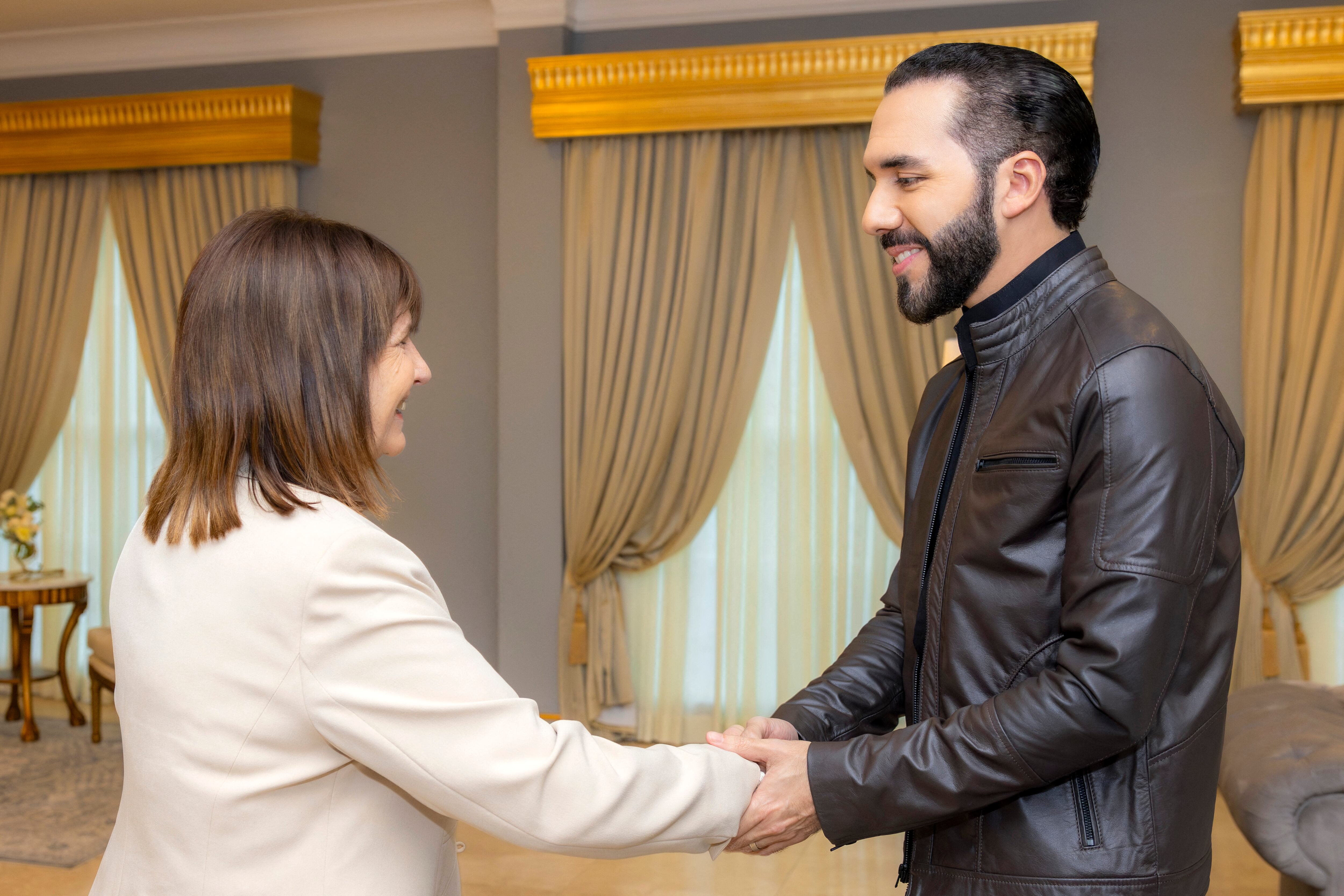 El presidente de El Salvador, Nayib Bukele (derecha), estrechando la mano de la ministra de Seguridad de Argentina, Patricia Bullrich, durante una reunión en la casa presidencial de San Salvador.