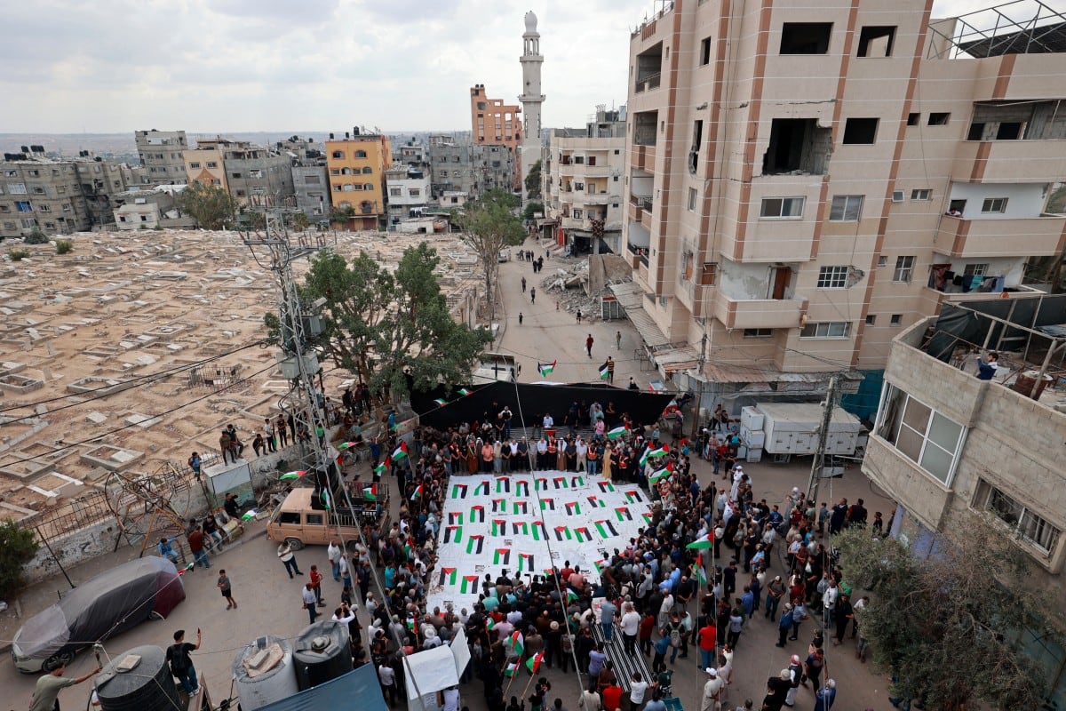 Dolientes palestinos se reúnen para un funeral multitudinario en el campamento de refugiados de Nuseirat, en el centro de la Franja de Gaza, el 29 de septiembre de 2026, tras la recuperación de 41 cuerpos entre los escombros de un edificio residencial alcanzado por un ataque israelí al inicio de la guerra.