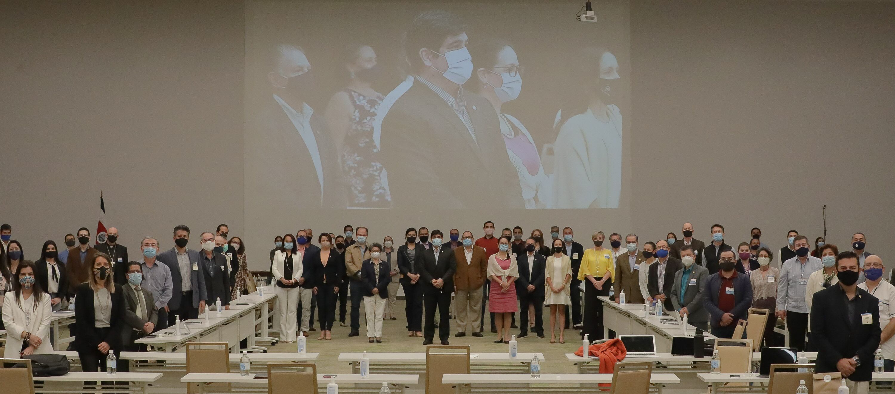 Gobierno, empresarios, grupos de mujeres, sindicatos, cooperativistas, solidaristas, representantes religiosos y demás agrupaciones participan en el diálogo multisectorial. Foto: Roberto Carlos Sánchez para LN.