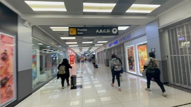 La silenciosa regla del aeropuerto de San Salvador que toma por sorpresa a los viajeros