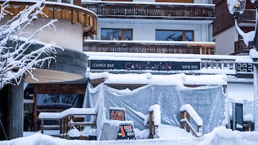 Detienen a dueño del bar donde murieron 40 personas por incendio en Suiza