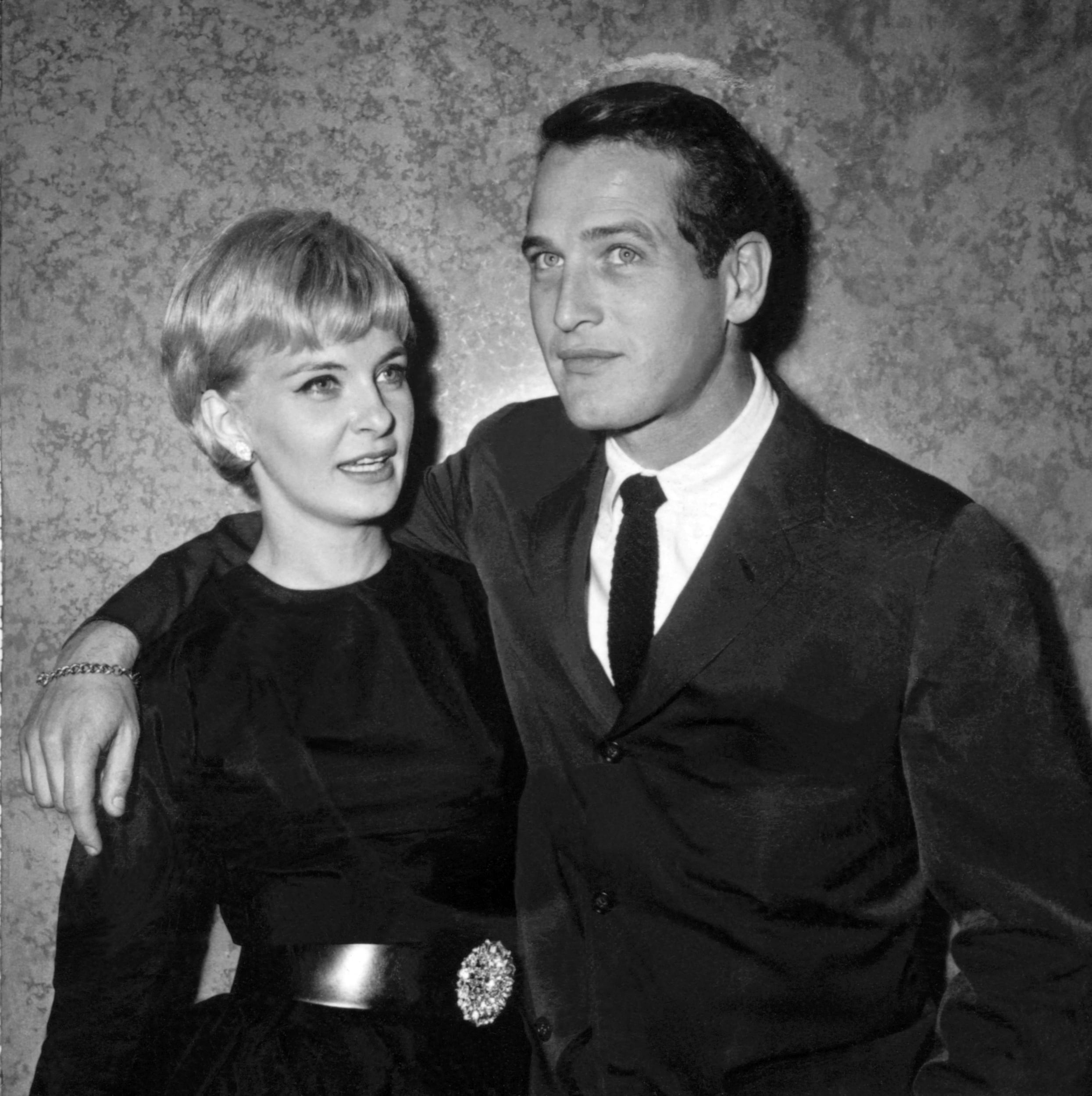 Los actores estadounidenses Paul Newman (derecha) y Joanne Woodward (izquierda) posan para los fotógrafos en París para presentar su película From the Terrace, el 13 de octubre de 1960. (Foto: AFP)