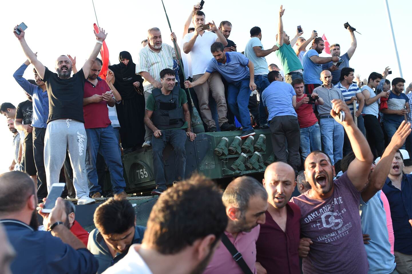 En espacio de unas horas se vivieron las escenas más violentas en décadas en Turquía, miembro de la OTAN, con linchamientos de soldados golpistas a manos de la población y civiles muertos