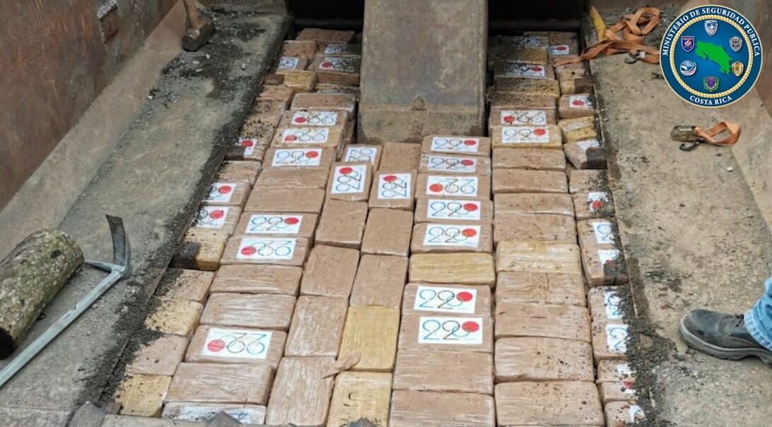 Detienen en Jacó vagoneta que llevaba ocultos 1000 paquetes de cocaína. Foto MSP.