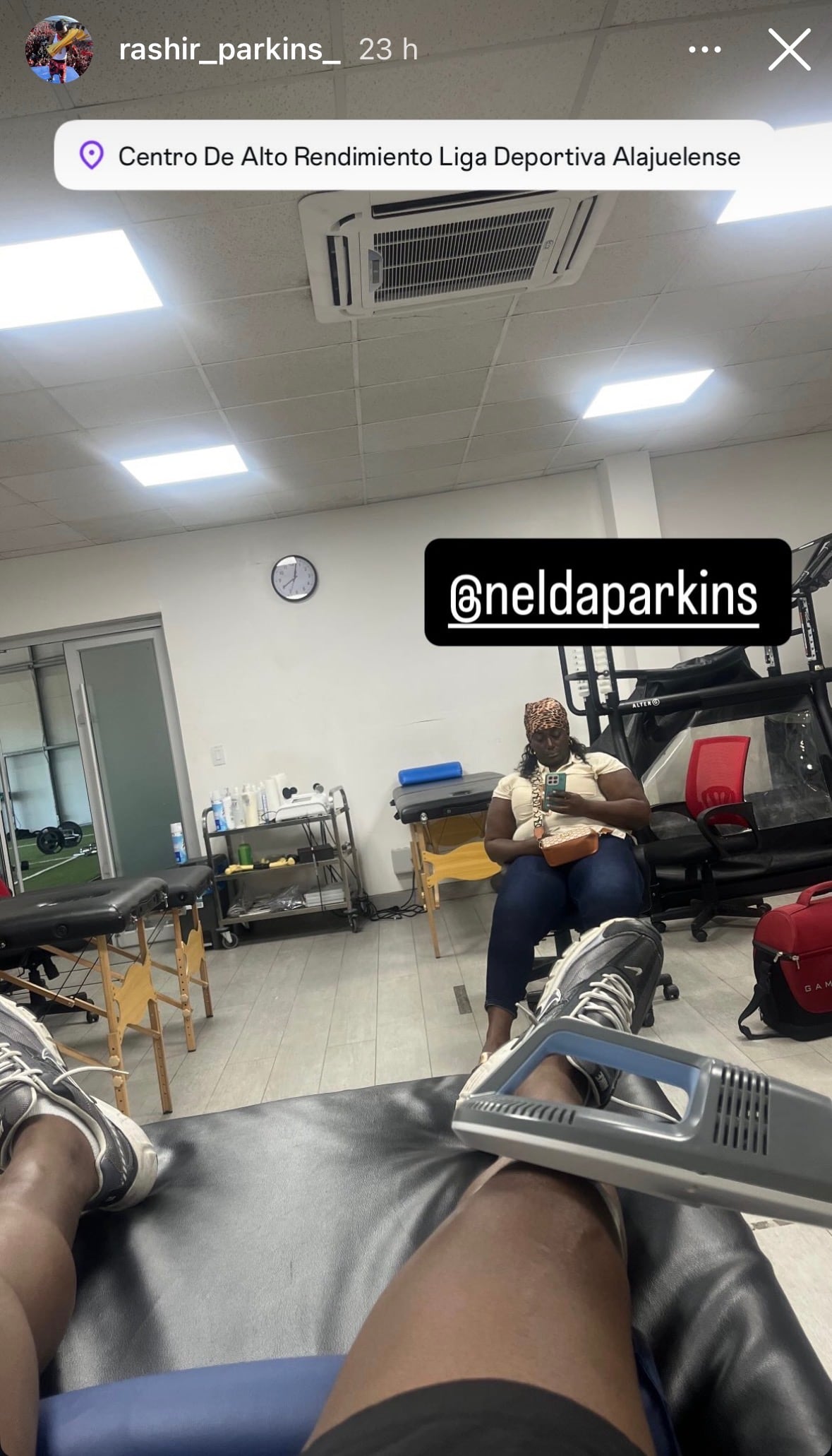 Rashir Parkins publicó una fotografía recibiendo terapia en el CAR, luego de que le practicaron una artroscopia en la rodilla derecha.