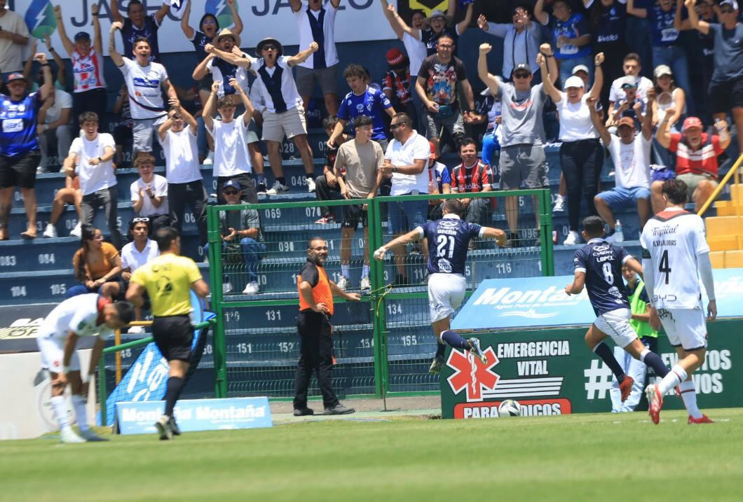 Marco Ureña le marcó a Alajuelense defendiendo la camisa de Cartaginés.