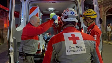 Parto de emergencia bajo puente en Desamparados: rescatan a madre y bebé en zona de difícil acceso