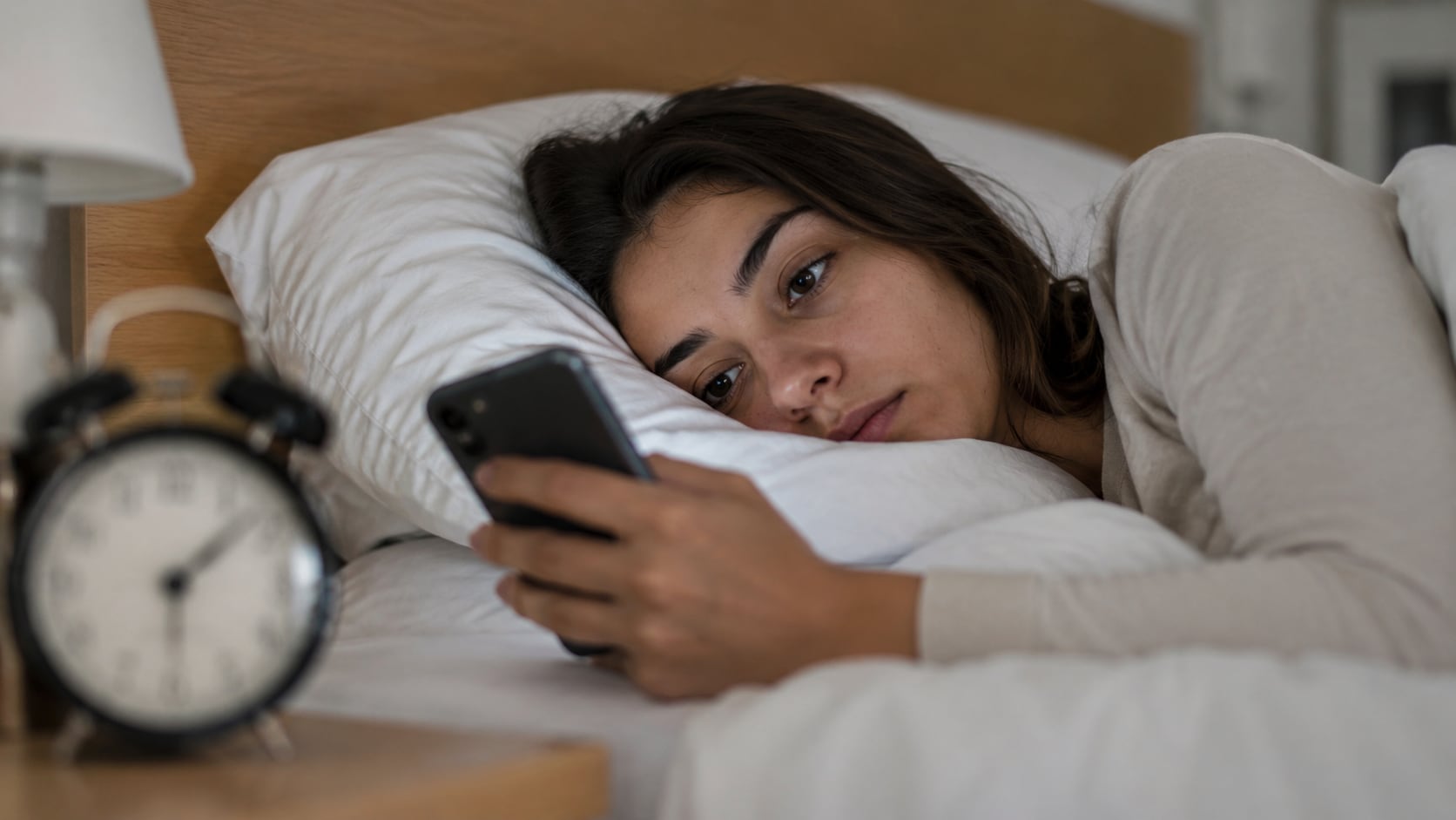 Un estudio y varios psicólogos relacionan la revisión temprana del celular con ansiedad, sobrecarga mental y dificultades para controlar impulsos.