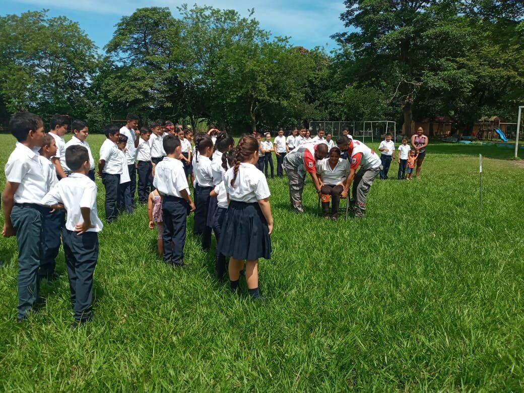 Escolares de Cañas, Guanacaste, tuvieron el apoyo de la Cruz Roja, de modo que, además de evacuar las aulas, vieron como se atendía a una persona que pudiese resultar herida, Foto: CME de Cañas.