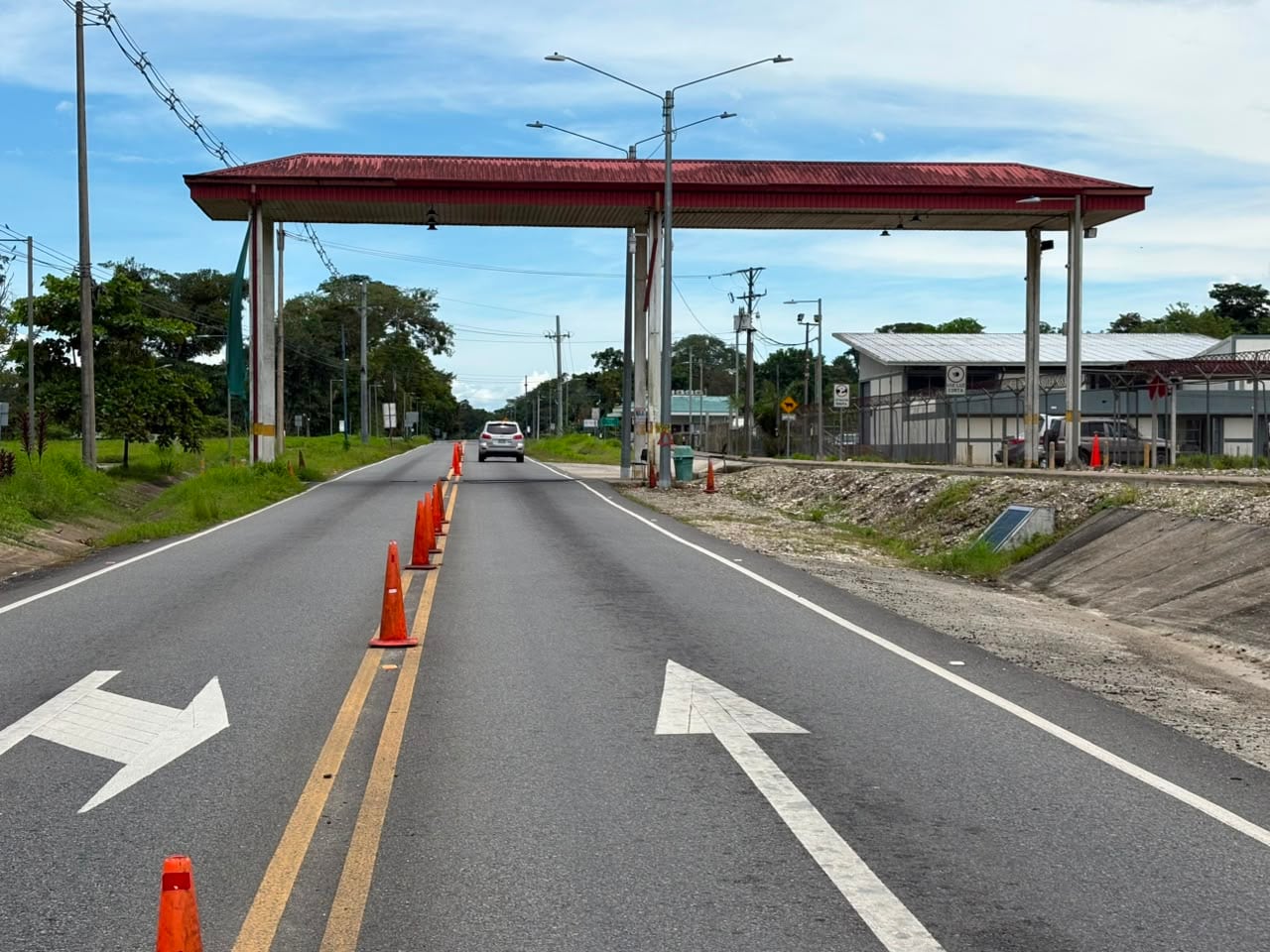 Un miembro de una organización dedicada al contrabando de cigarros y licores explicó que las estructuras aprovechan los cambios de guardia en el puesto de control del kilómetro 35 de Golfito para pasar las mercancías. Al medio día del jueves 3 de setiembre así lucía ese punto de la ruta nacional 2.