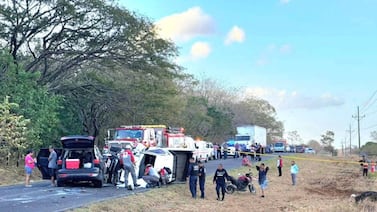 Colisión múltiple con vuelco deja un adulto fallecido y cuatro personas trasladadas a un centro médico