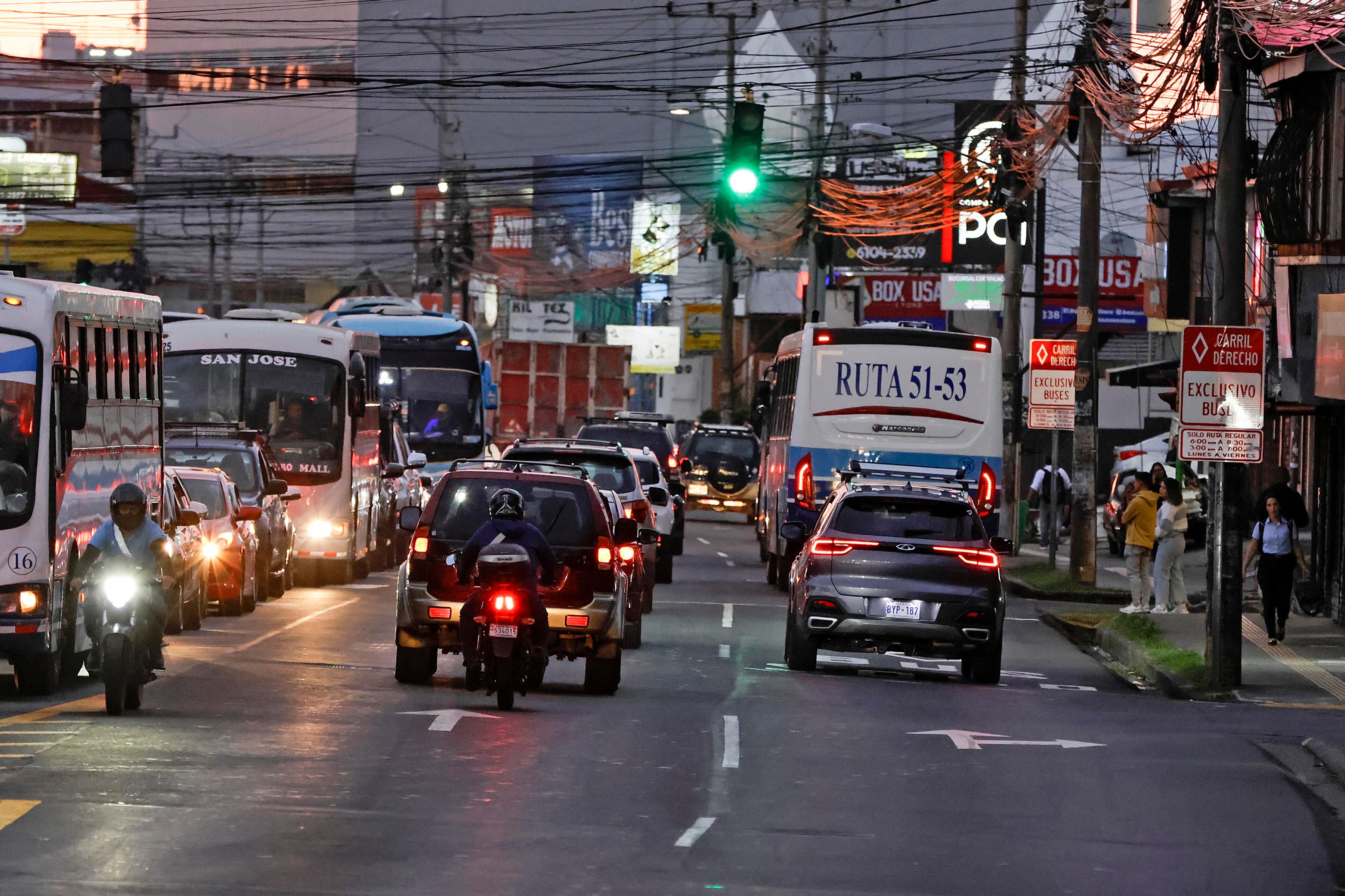 25/04/2024. San Pedro de Montes de Oca. Hora: 04:30 p.m.-06:30 p.m. Los autobuses de transporte público deben lidiar con los vehículos que utilizan el carril exclusivo para ellos en horas pico, en zonas como San Pedro de Montes de Oca. En la foto, tráfico cerca de la Fuente de la Hispanidad. Fotos: Mayela López