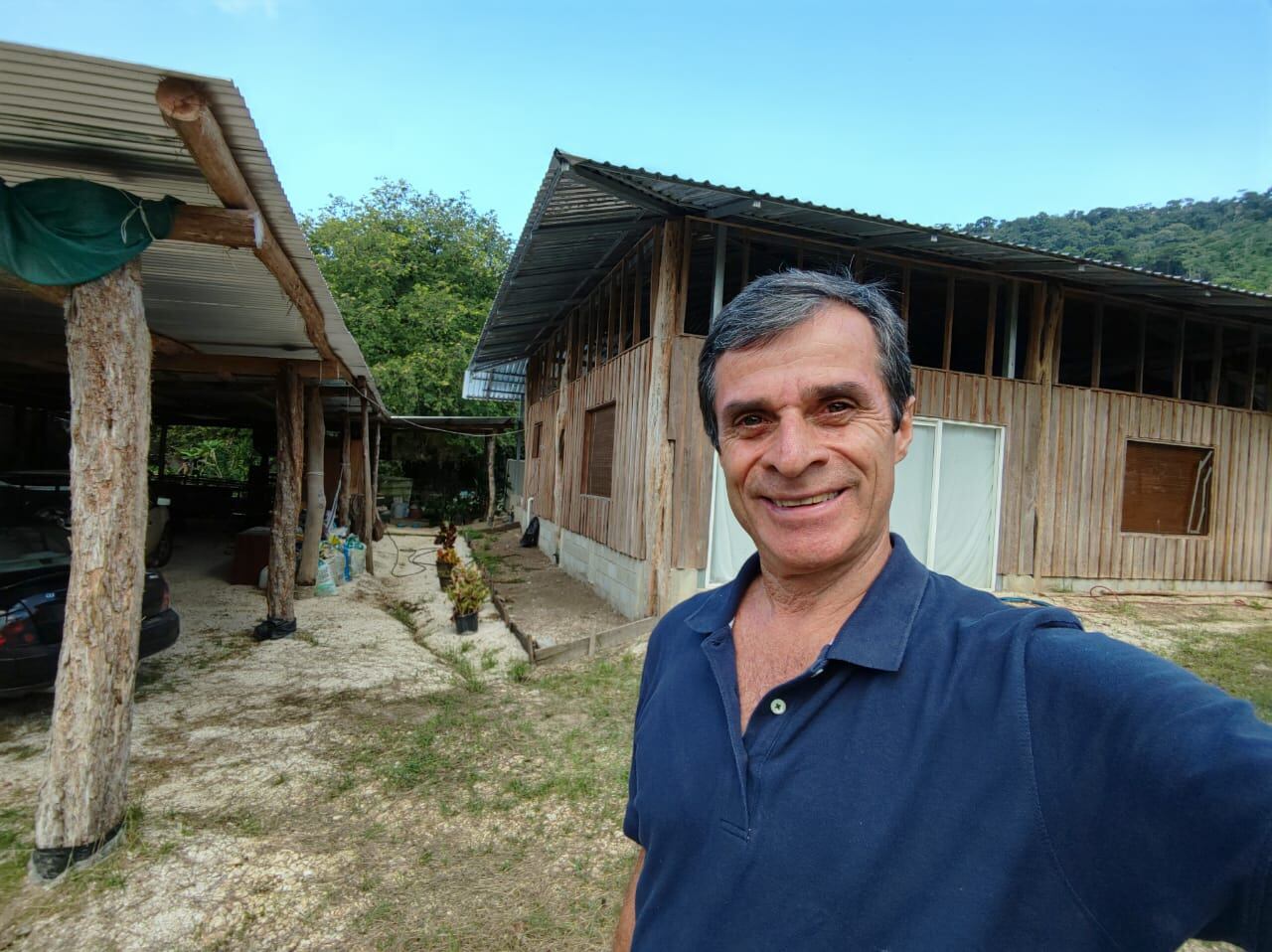 Jorge Vindas López en la casa que construye en Pochote de Quebrada Honda, Santa Cruz.