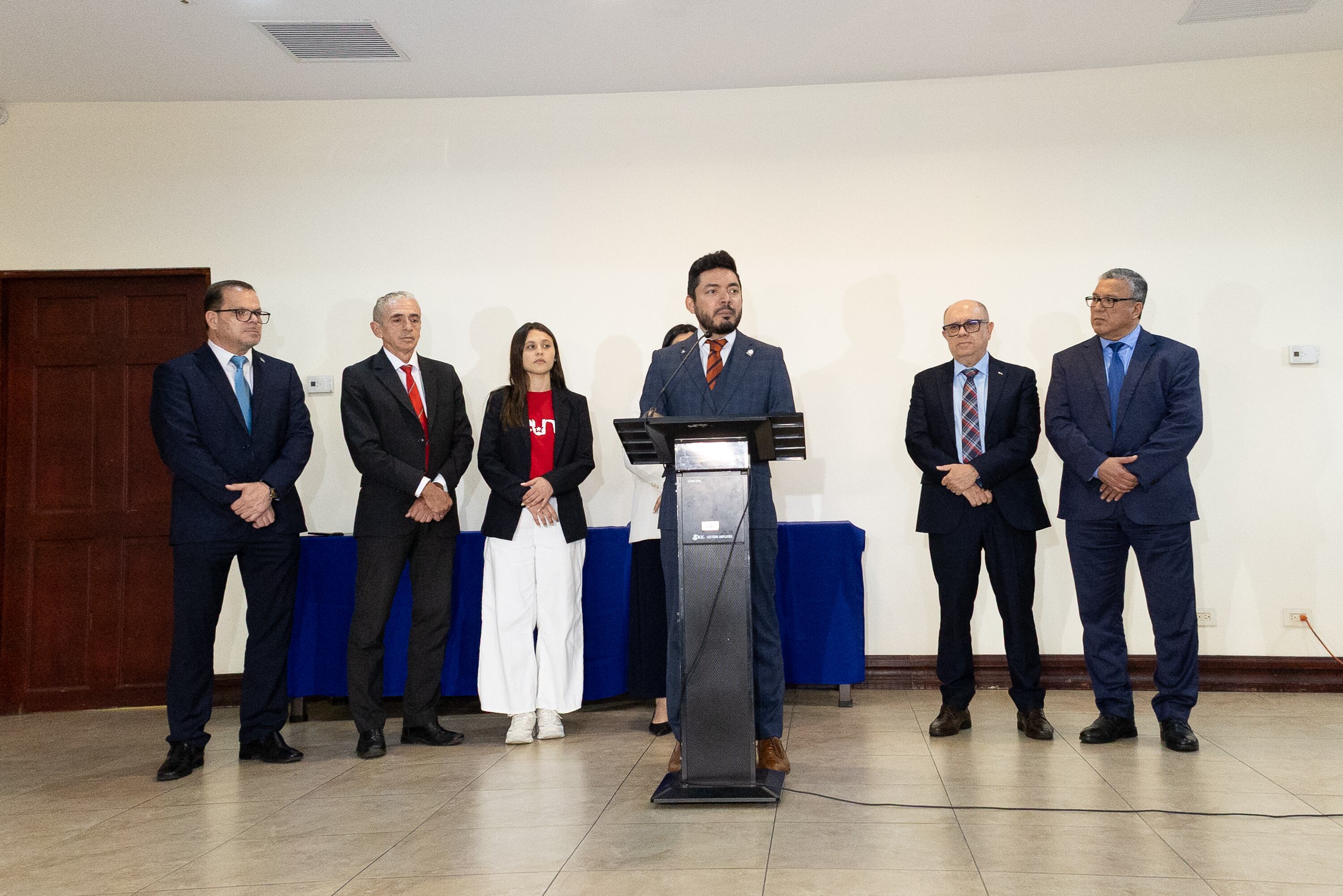 27/05/2025, San José, MICIT, Primera reunión del FEES 2026, por parte del gobierno se presentaron Leonardo Sánchez Hernández, ministro de Educación Pública,
Marta Esquivel Rodriguez, ministra de Planificación Nacional y Política Económica;
Nogui Acosta Jaén, ministro de Hacienda;
Paula Bogantes Zamora, ministra de Ciencia, Innovación, Tecnología y
Telecomunicaciones. Por parte de las Universidades María Estrada Sánchez, presidenta del Consejo Nacional de Rectores (CONARE) y
rectora del Tecnológico de Costa Rica (TEC);
Carlos Araya Leandro, rector de la Universidad de Costa Rica (UCR);
Francisco González Alvarado, rector de la Universidad Nacional (UNA);
Rodrigo Arias Camacho, rector de la Universidad Estatal a Distancia (UNED);
William Rojas Meléndez, rector de la Universidad Técnica Nacional (UTN).
Raquel Loría Quesada, representación estudiantil, actual presidenta de la
Federación de Estudiantes de la UNA (FEUNA).