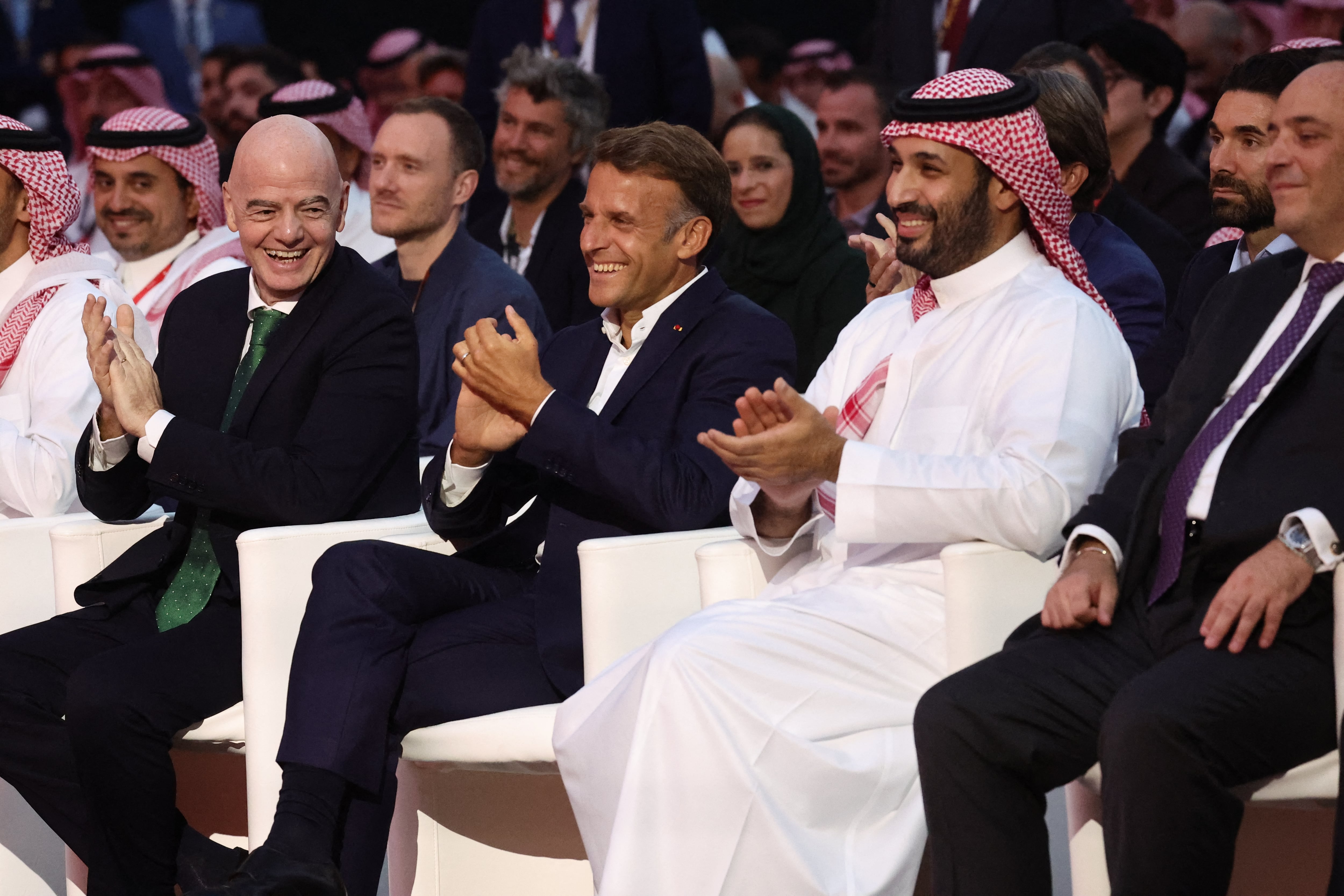 El presidente de la FIFA, Gianni Infantino, compartió con el presidente de Francia, Emmanuel Macron, y el príncipe de Arabia Saudita, Mohammed bin Salman, durante la clausura del Mundial de Esports World en París, este 23 de agosto.