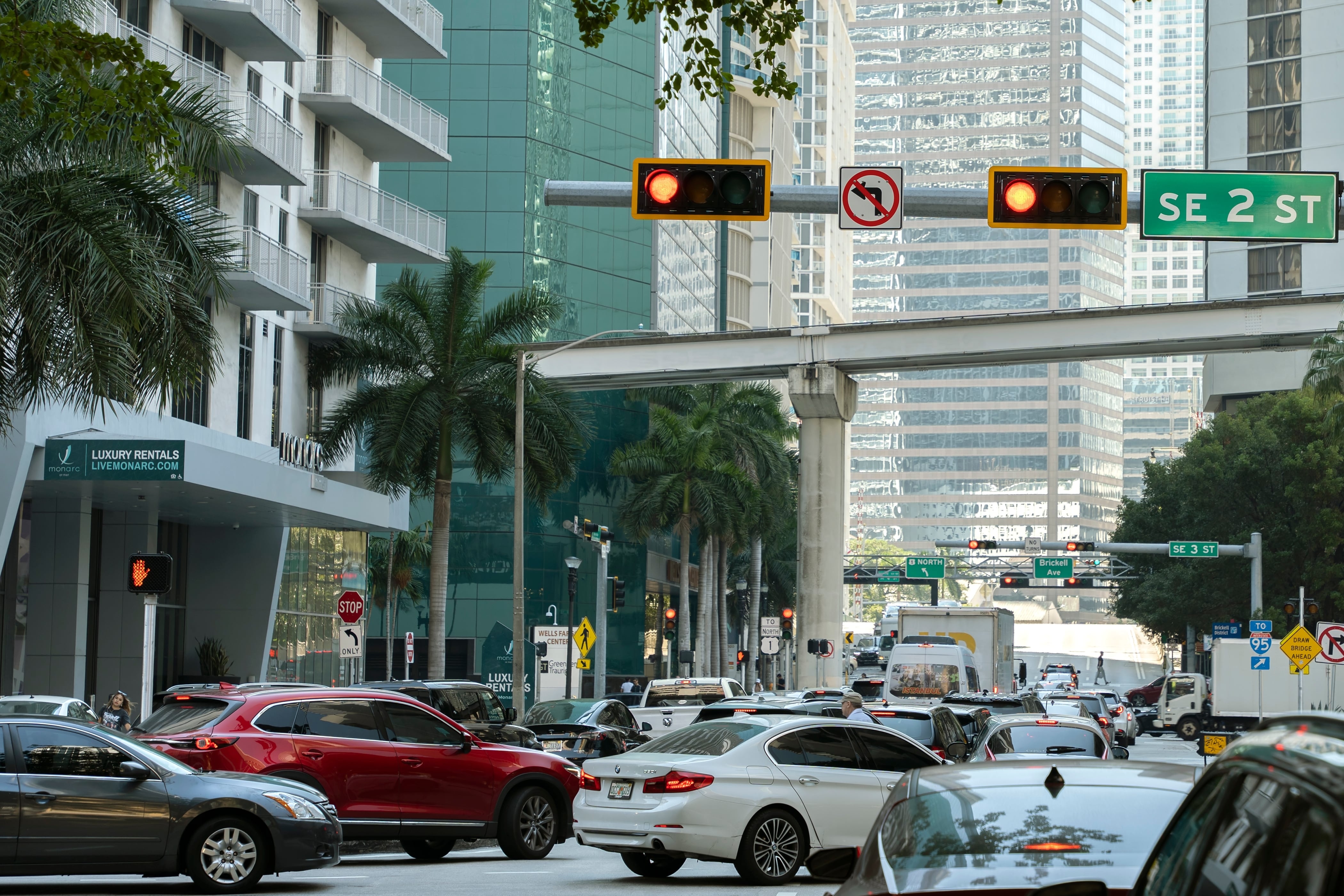 Congestión vial en calle céntrica de Miami, Estados Unidos