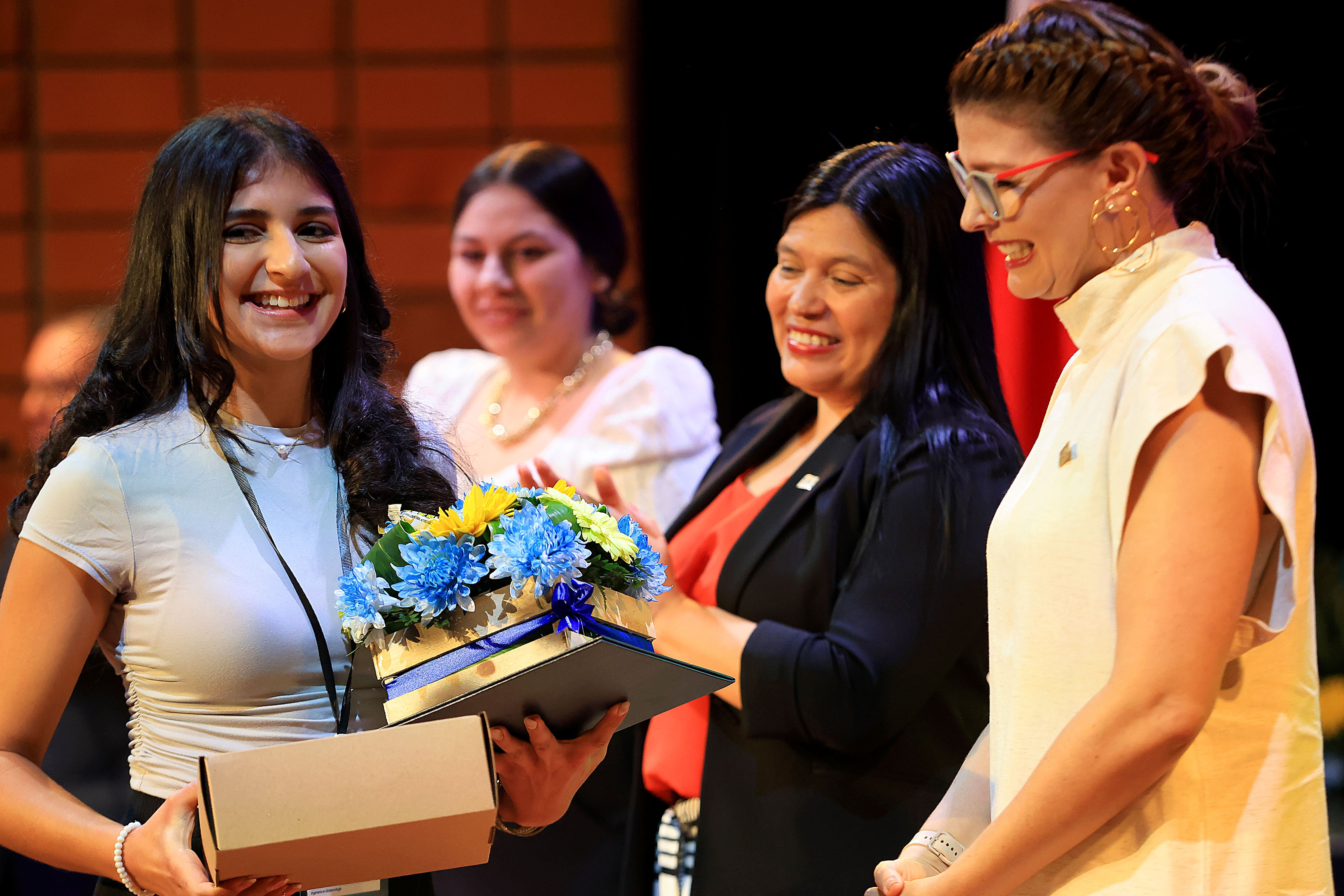 Joven recibe reconocimiento por su excelencia académica