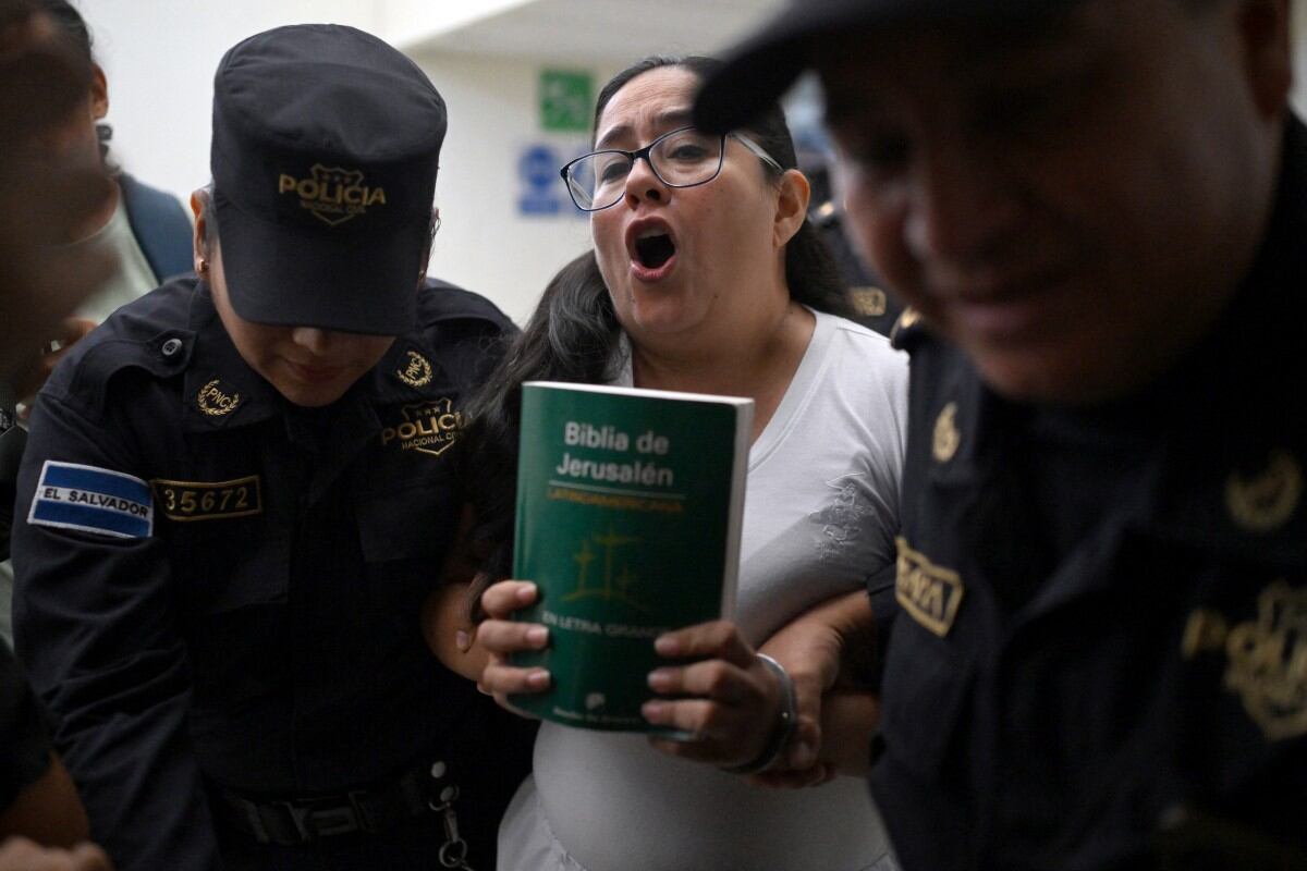 La abogada Ruth López fue arrestada por el gobierno de Nayib Bukele por cargos indefinidos durante dos semanas.