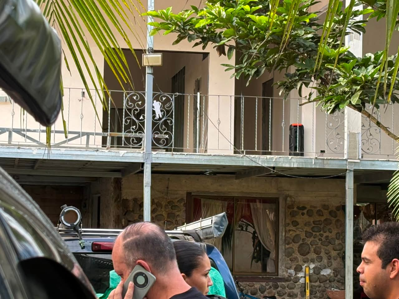 Una vivienda de dos pisos en remodelación, ubicada en una pequeña quinta y con piscina, era el principal punto de operaciones de la organización conocida como los Sicarios, dedicada a la venta de drogas y créditos gota a gota. El líder alias Sicarito y su mamá venían a este punto los fines de semana a recoger las ganancias producto de la ilícita actividad.