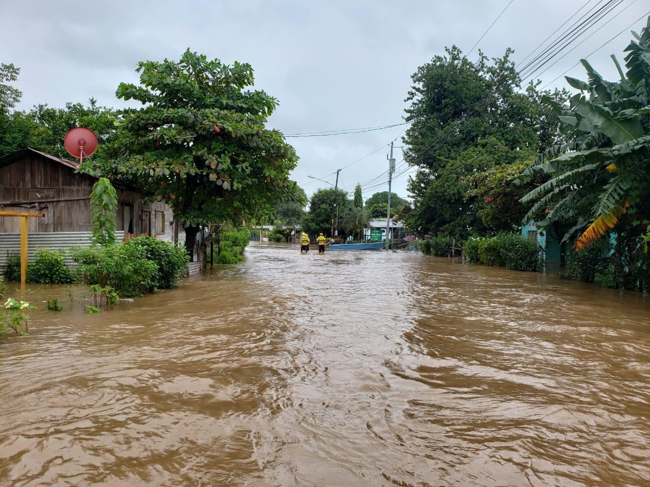 Todo el litoral Pacífico tuvo un incremento en las lluvias este miércoles 4 de noviembre y los cuerpos de rescate tuvieron que multiplicarse. Foto: Cortesía Bomberos.
