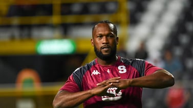 Kendall Waston casi ahorca a alguien en un partido otra vez