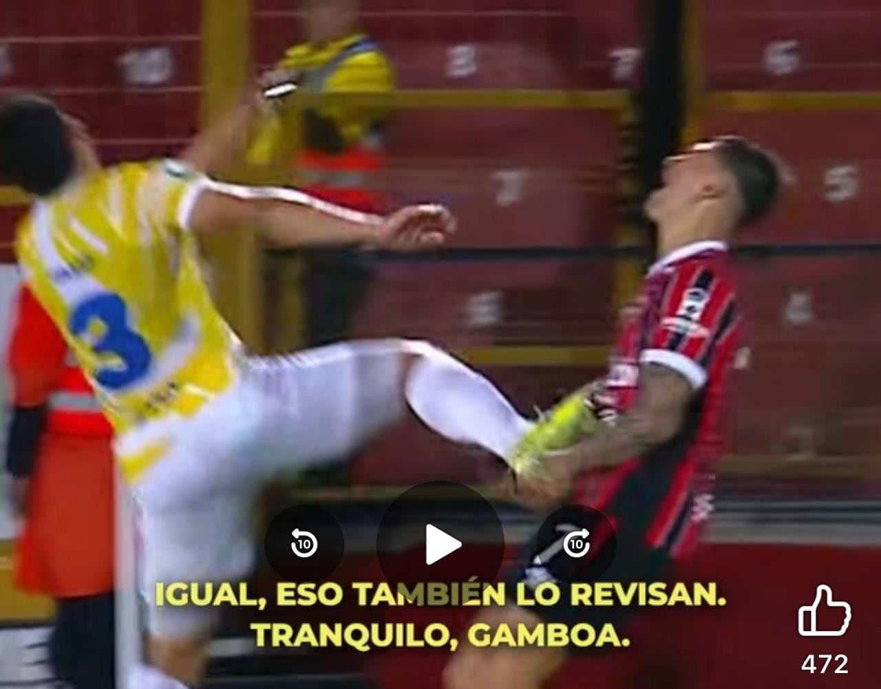 Esta fue la polémica jugada que se dio en el duelo entre Escorpiones y Alajuelense, al final no se señaló penal.