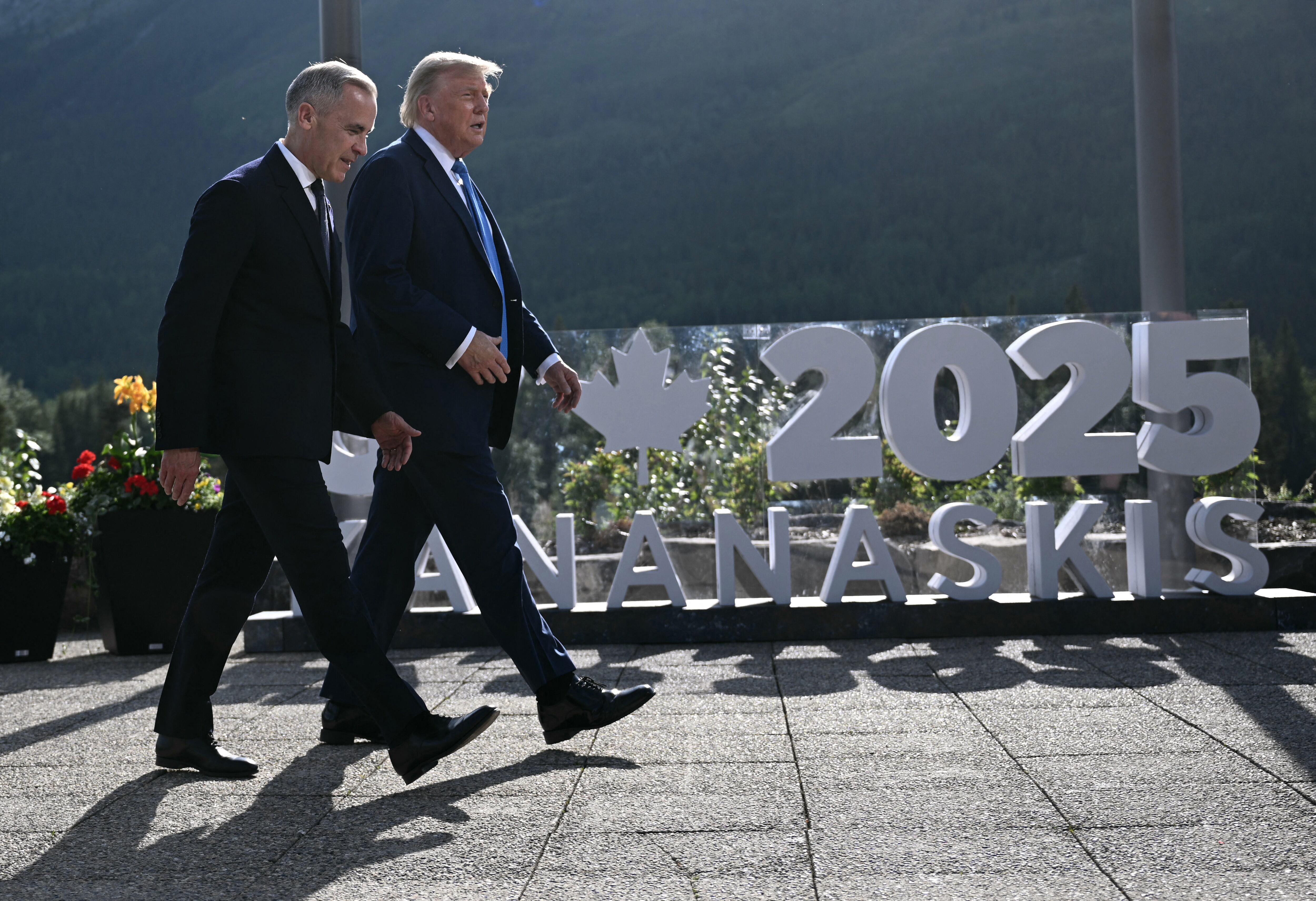 De izquierda a derecha, el primer ministro canadiense, Mark Carney, y el presidente estadounidense, Donald Trump, durante la Cumbre del Grupo de los Siete (G7) en el campo de golf de Kananaskis Country, en Kananaskis, Alberta (Canadá) el 16 de junio. Fotografia: