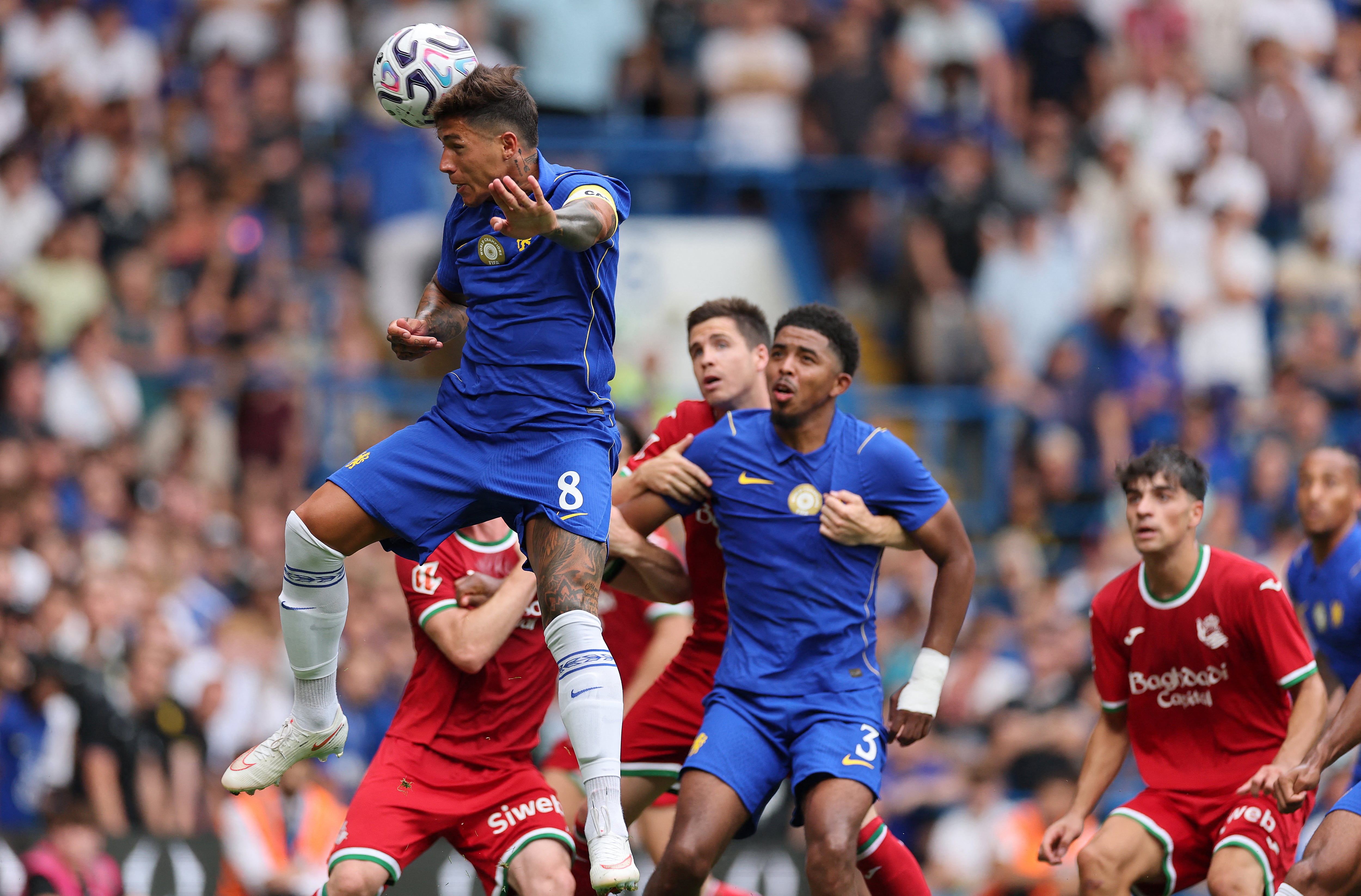El volante argentino del Chelsea, Enzo Fernandez, aquí en el amistoso ante la Real Sociedad en el Stamford Bridge de Londres este 15 de agosto.