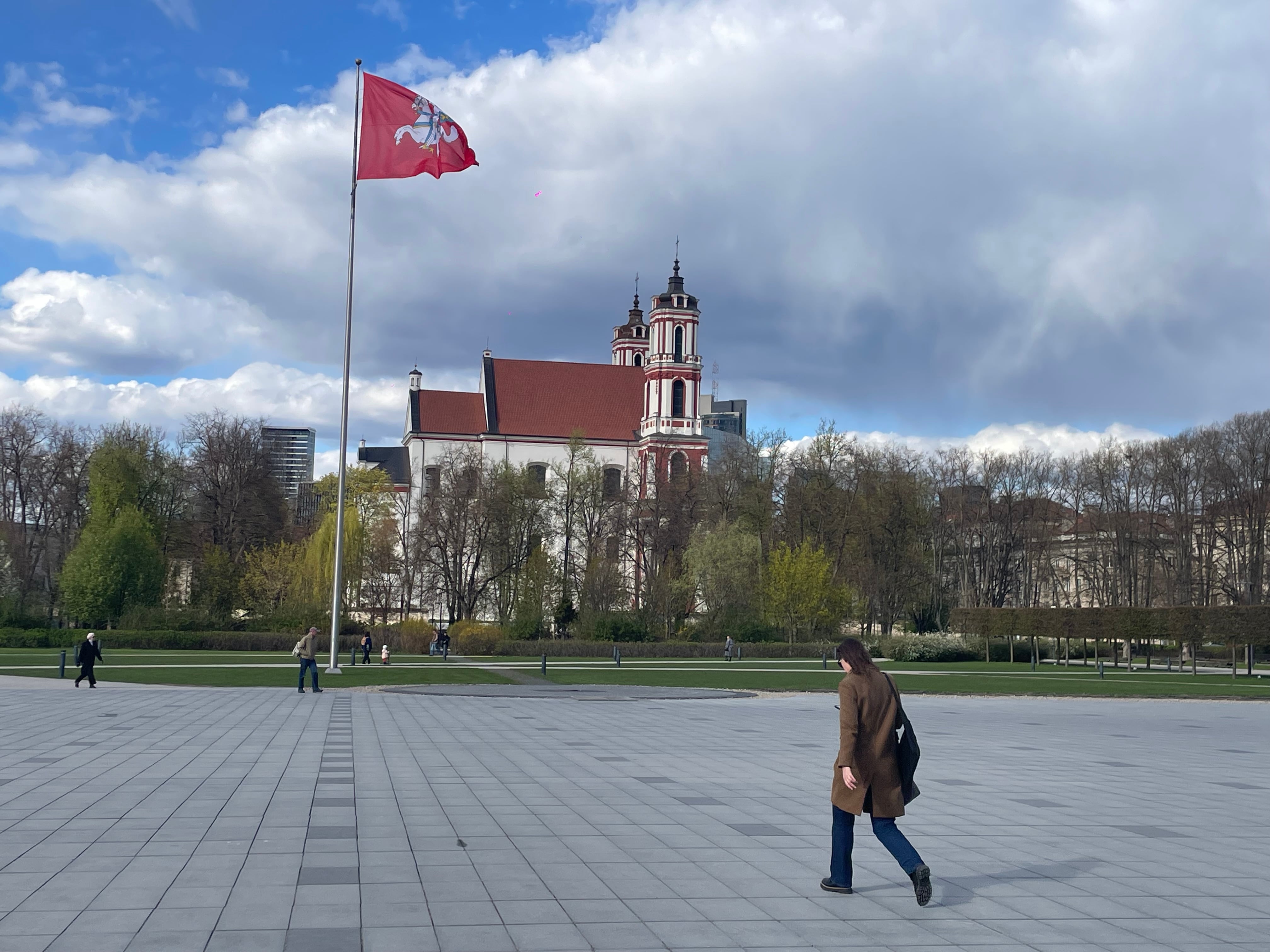 Plaza en Vilna, con la bandera de la ciudad, la capital de Lituania.