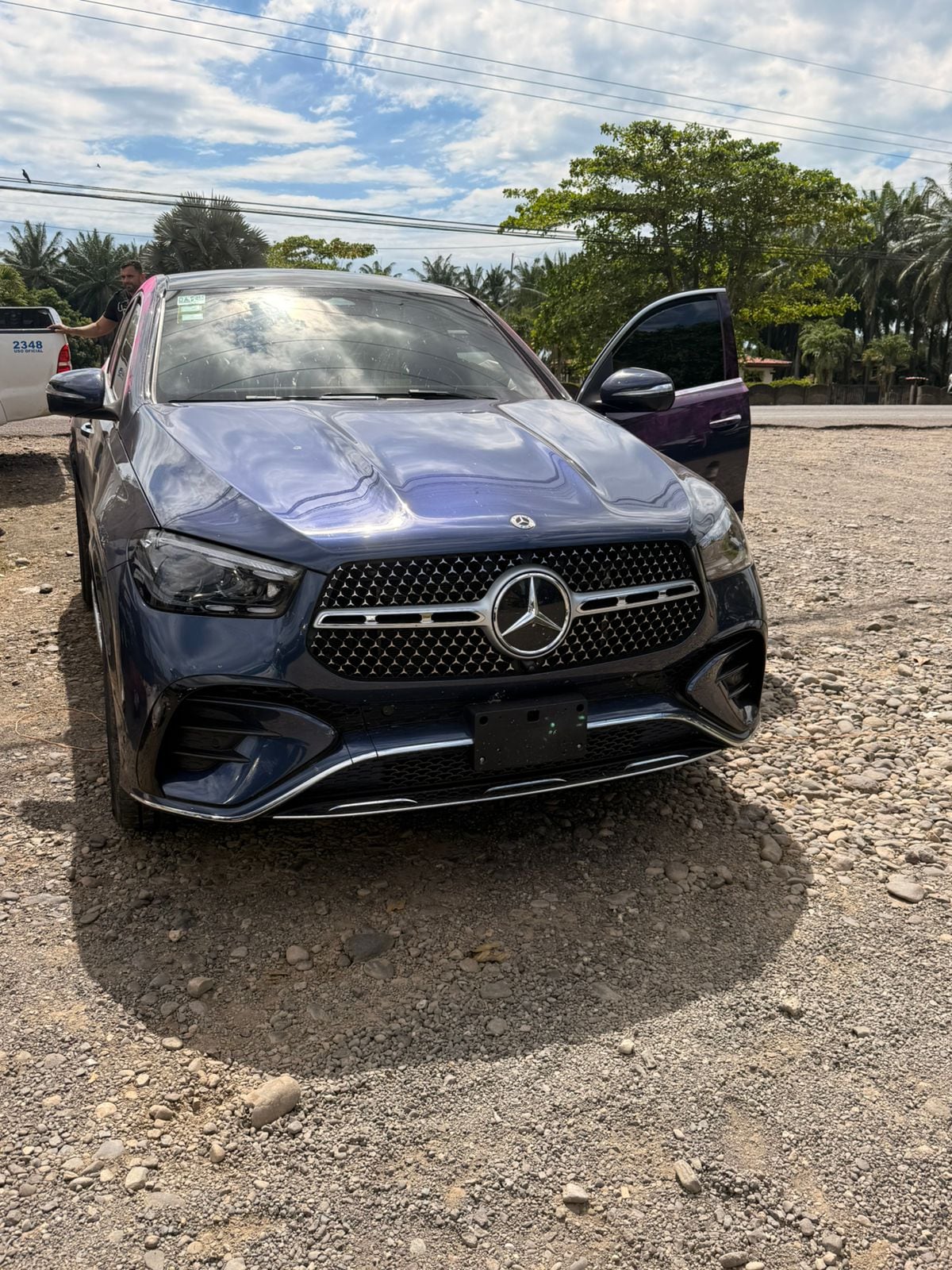 Oficiales de la Fuerza Pública ubicaron en este vehículo dos kilos de cocaína y tres millones de colones en efectivo.