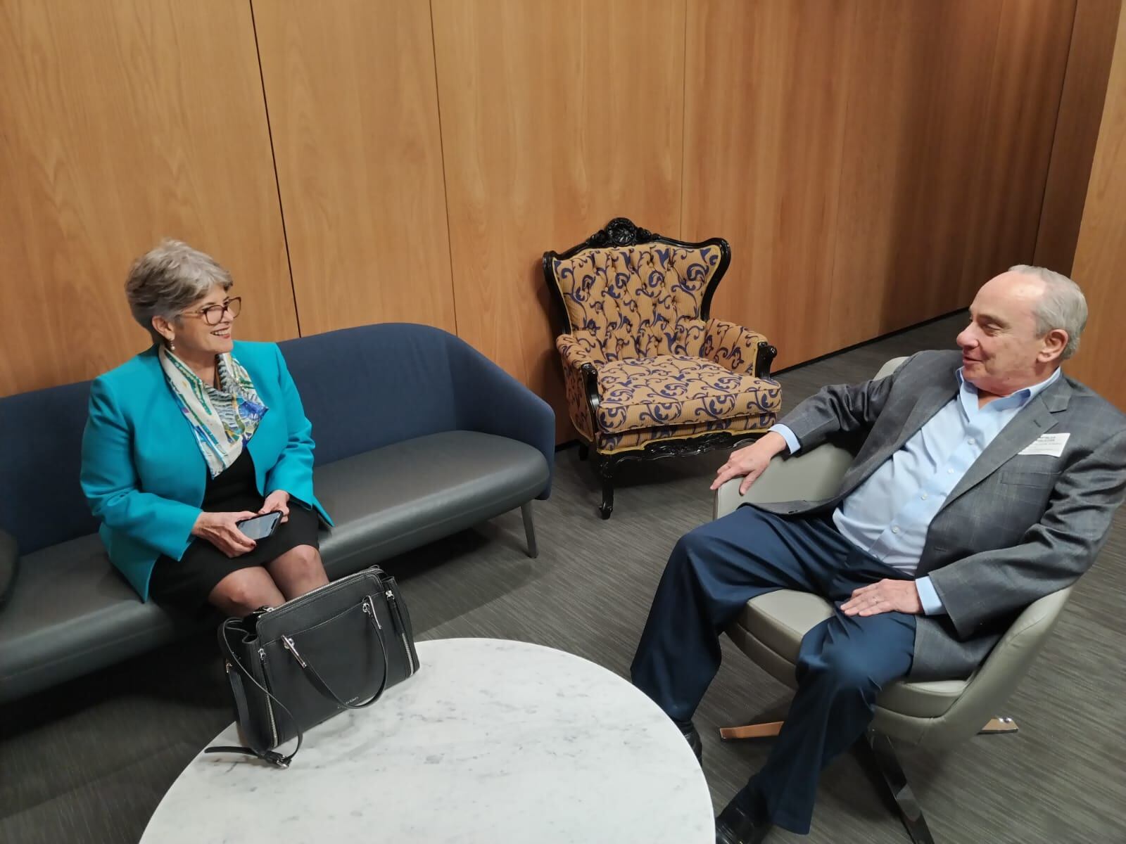 Rocío Aguilar, jerarca de Sugef, y Alberto Dent, presidente del Conassif, previo al inicio de su comparecencia, este jueves 9 de noviembre, en la Comisión Permanente Especial de Control del Ingreso y Gasto Público del Congreso.