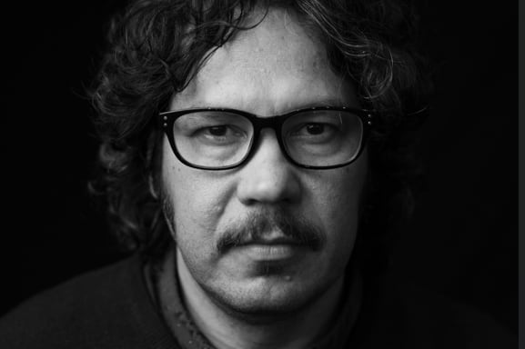 Luis Chaves es un escritor costarricense reconocido por su trabajo en poesía, narrativa y crónica.