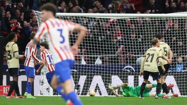 Vea el increíble ‘horror’ del arquero del Barcelona, que pierde por goleada ante el Atlético de Madrid