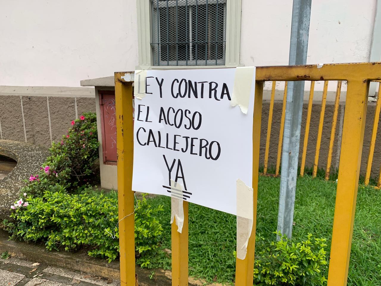 Estudiantes universitarias y colectivos feministas presionan este jueves, en las afueras de la Asamblea Legislativa, por la aprobación en primer debate del proyecto de Ley Contra el Acoso Sexual Callejero. Foto: Andrea Carazo para LN.