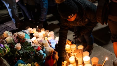 Entre velas y flores, Canadá rinde homenaje a víctimas de masacre, la mayoría niños