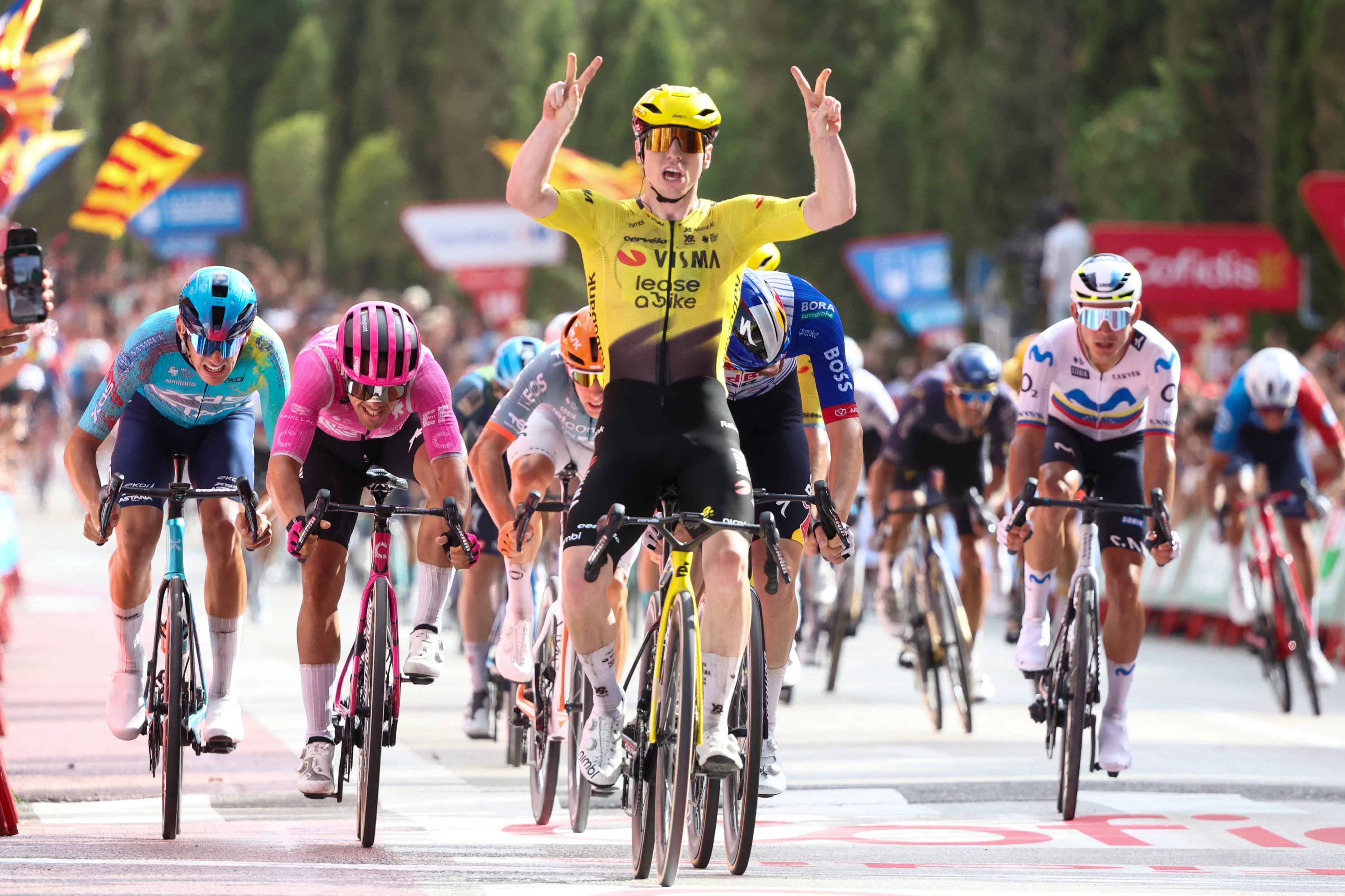 Al corredor Matthew Brennan del equipo Team Visma-Lease a bike, le dio tiempo de celebrar mientras ingresaba primero a la meta en Rosquets (Cataluña) por la Vuelta a España 2026.