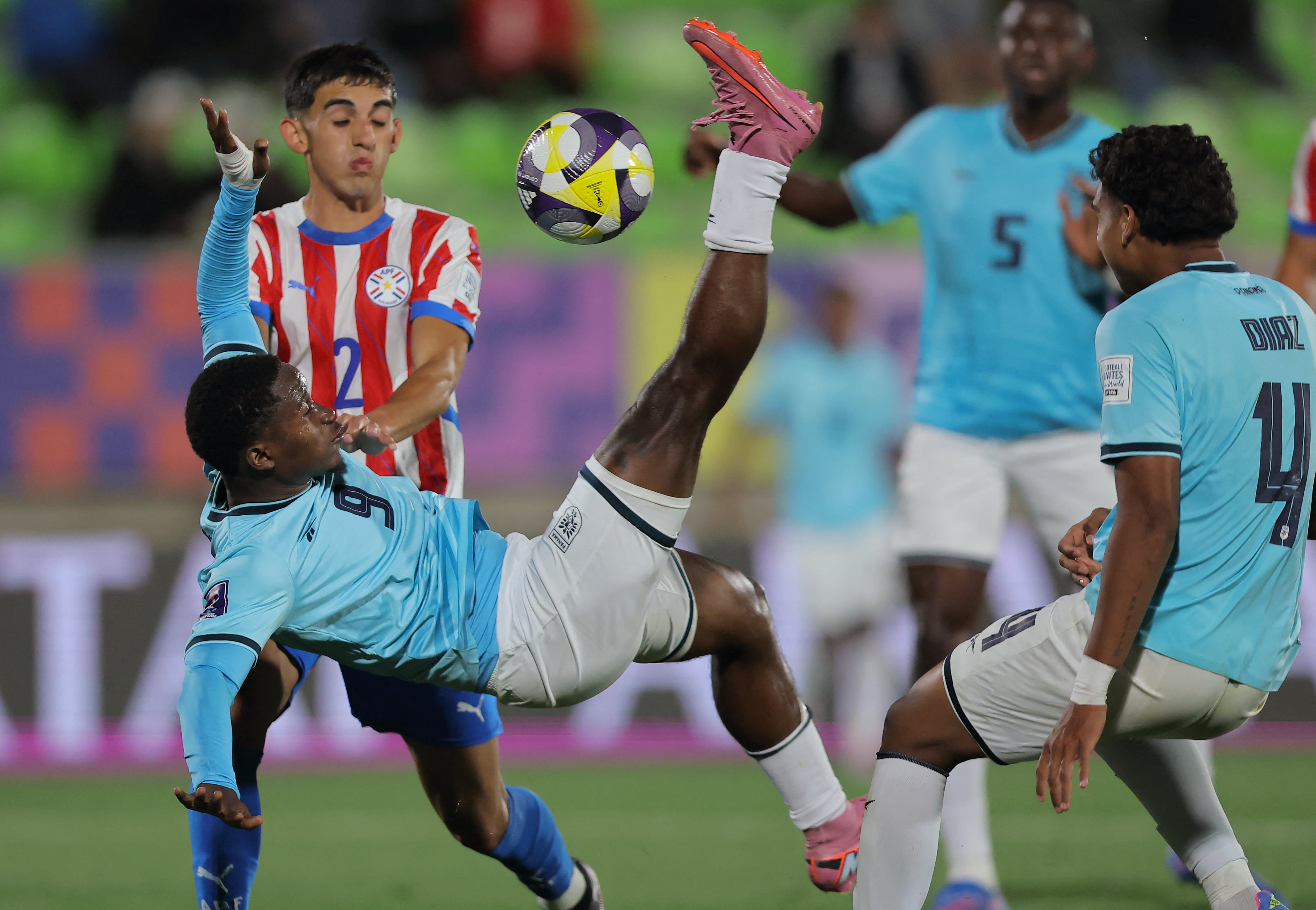 El delantero panameño del Saprissa Gustavo Herrera intenta una chilena en el duelo ante Paraguay por el Mundial Sub 20 que se disputa en Chile.