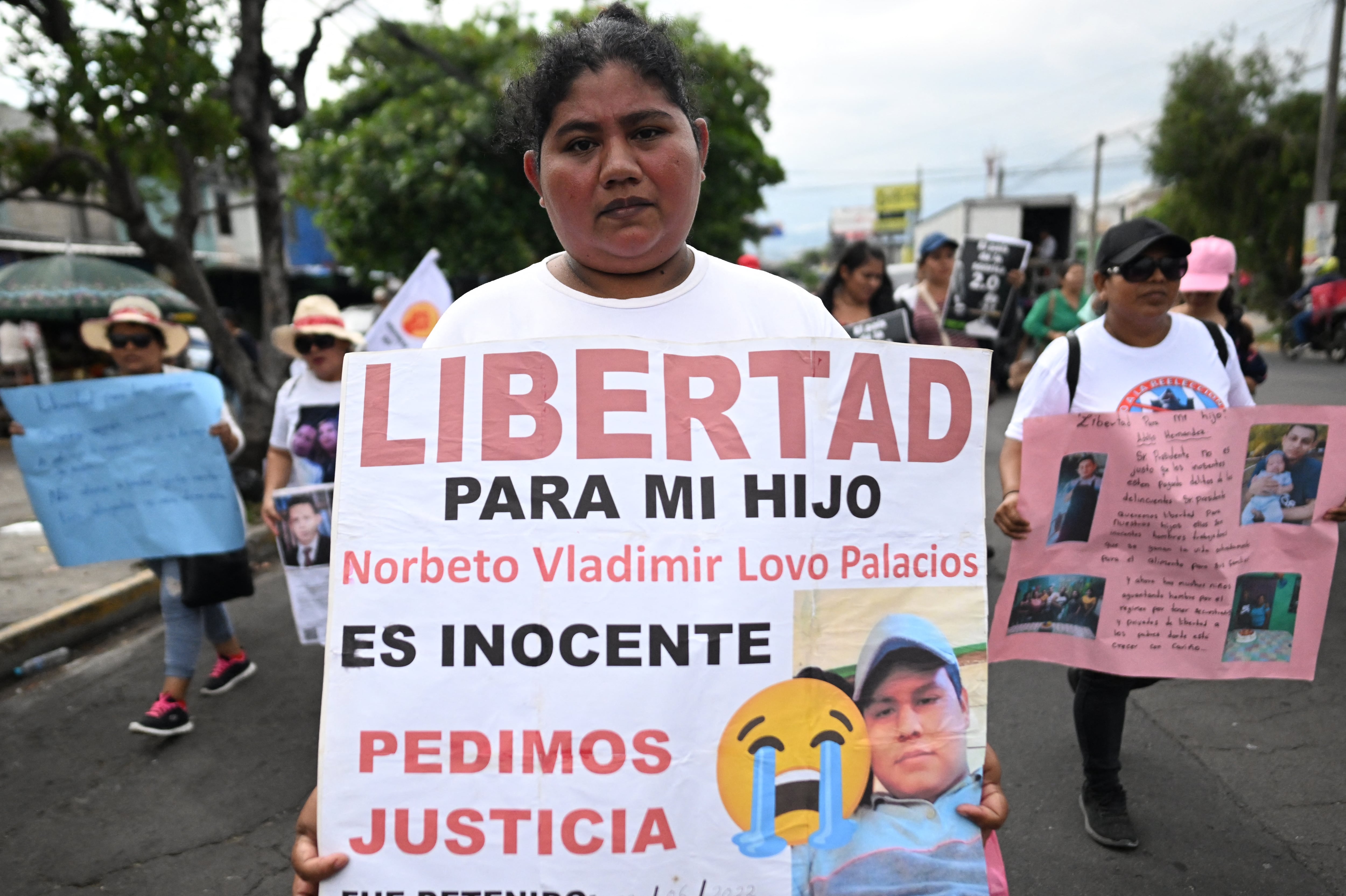 Con pancartas y lemas, ciudadanos protestan contra las detenciones y violaciones de derechos bajo el gobierno de Nayib Bukele durante la competencia de Miss Universo en El Salvador