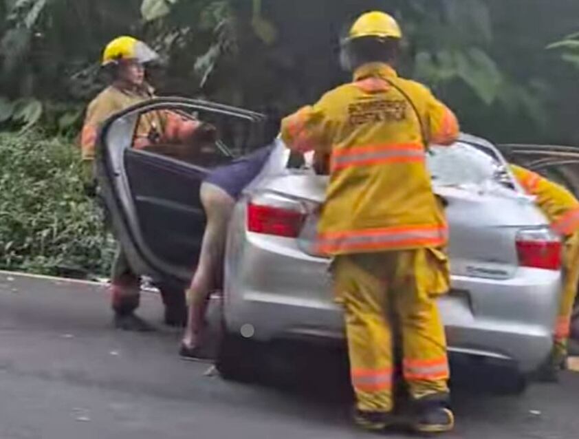 Bomberos de Costa Rica este domingo en el accidente sobre ruta 32 al momento de atender a uno de los vehículos involucrados. Fotografía: