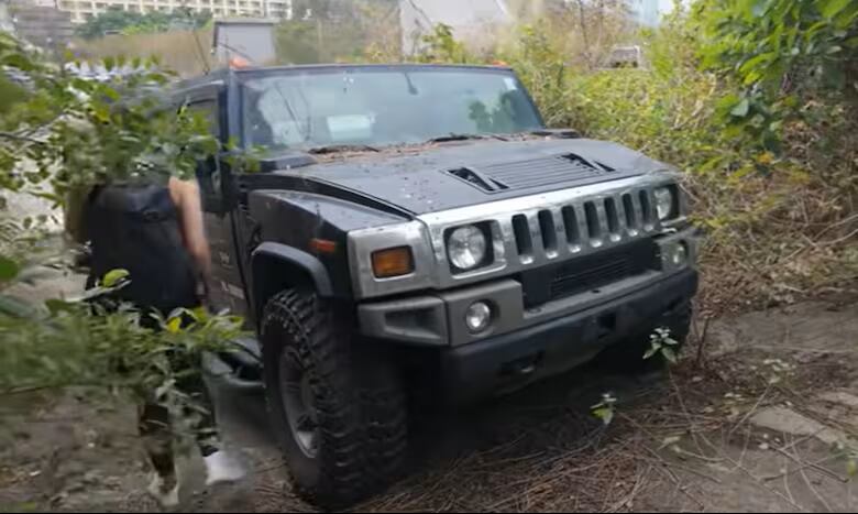Un youtuber halló autos de lujo abandonados en un hotel cerrado por delitos y reformas ilegales en Macao, China.