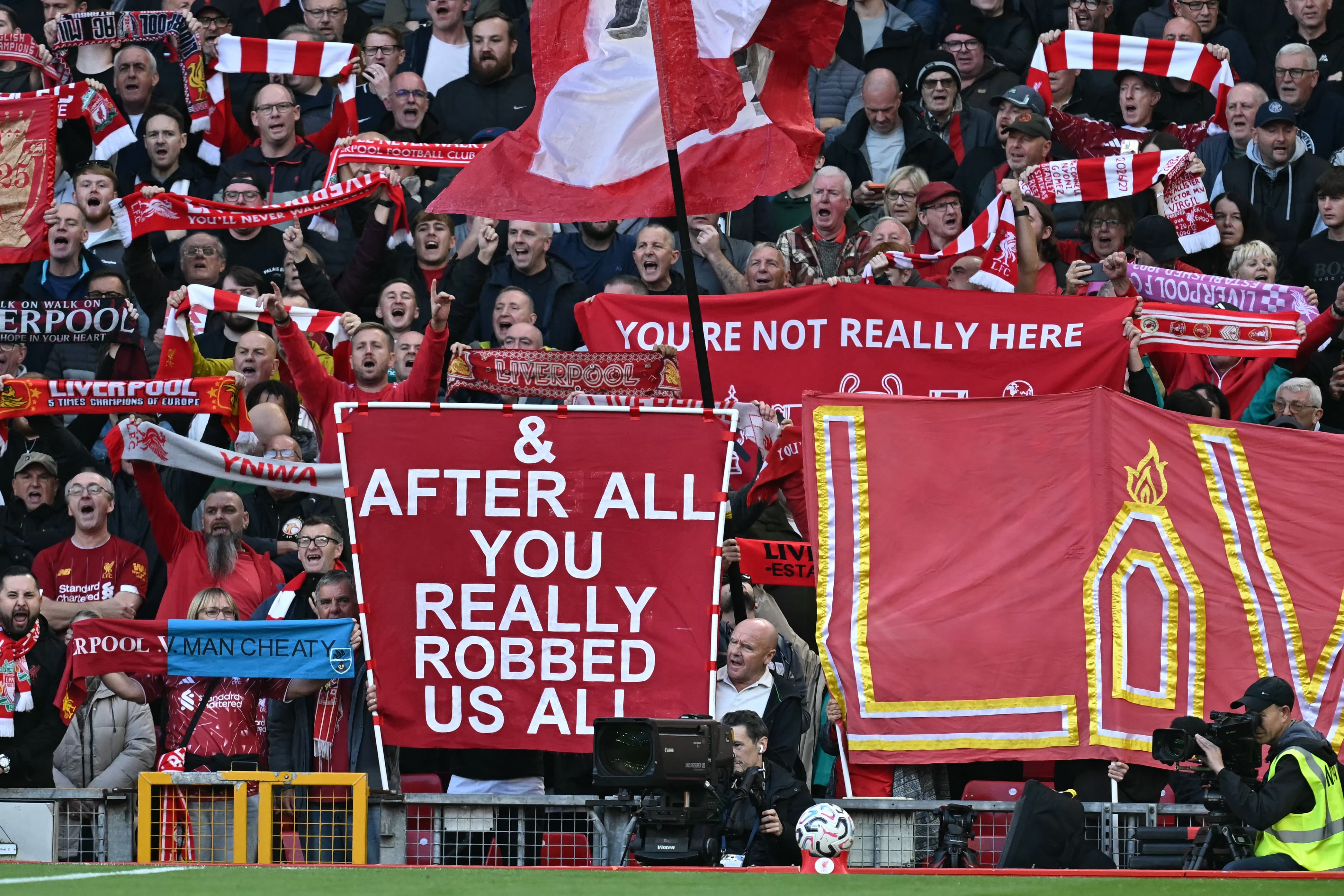 Aficionados del Liverpool mostraron carteles haciendo burla de la situación del Manchester City; este decía "Después de todo, ustedes de verdad nos robaron a todos".