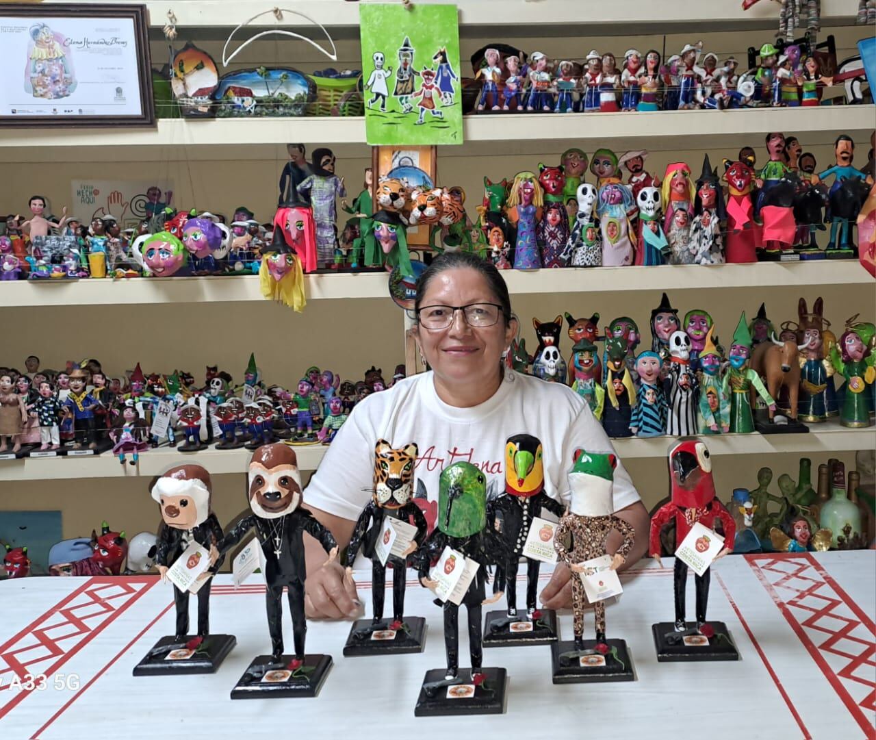 Elena Fernández, artesana cartaginesa especializada en mascaradas e integrante del colectivo “La Garúa”, del programa Artesanias con Identidad del ICT. Elena Fernández, artesana cartaginesa especializada en mascaradas e integrante del colectivo “La Garúa”, del programa Artesanias con Identidad del ICT. Sus obras fueron entregadas a la banda.