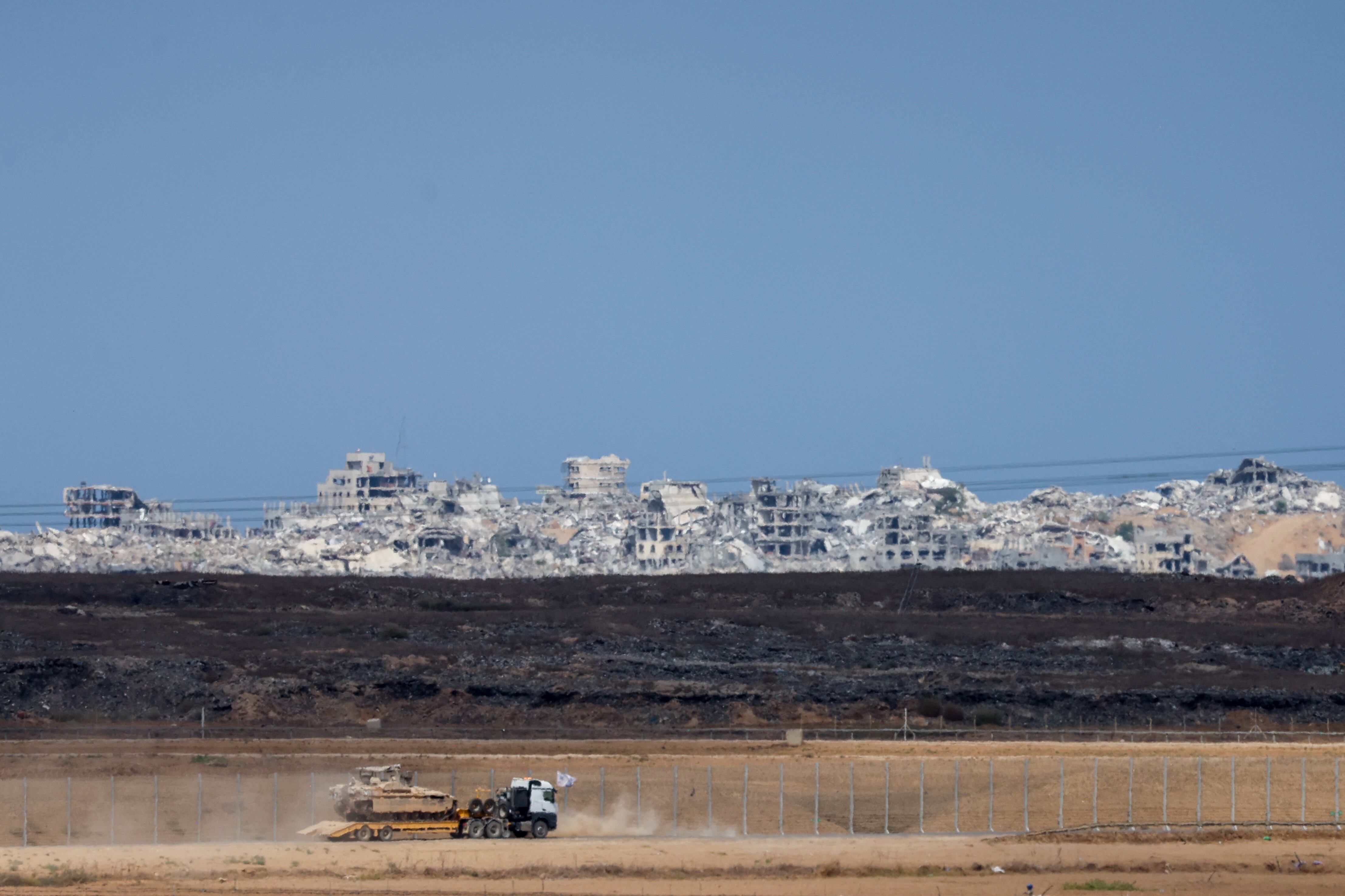Un vehículo blindado militar israelí es transportado en la parte trasera de un camión a lo largo de la frontera entre Israel y Gaza este 9 de octubre de 2025. Israel y Hamás acordaron este 9 de octubre un paso importante para poner fin a una guerra que ha matado a decenas de miles de personas y ha desatado una catástrofe humanitaria. Fotografía: