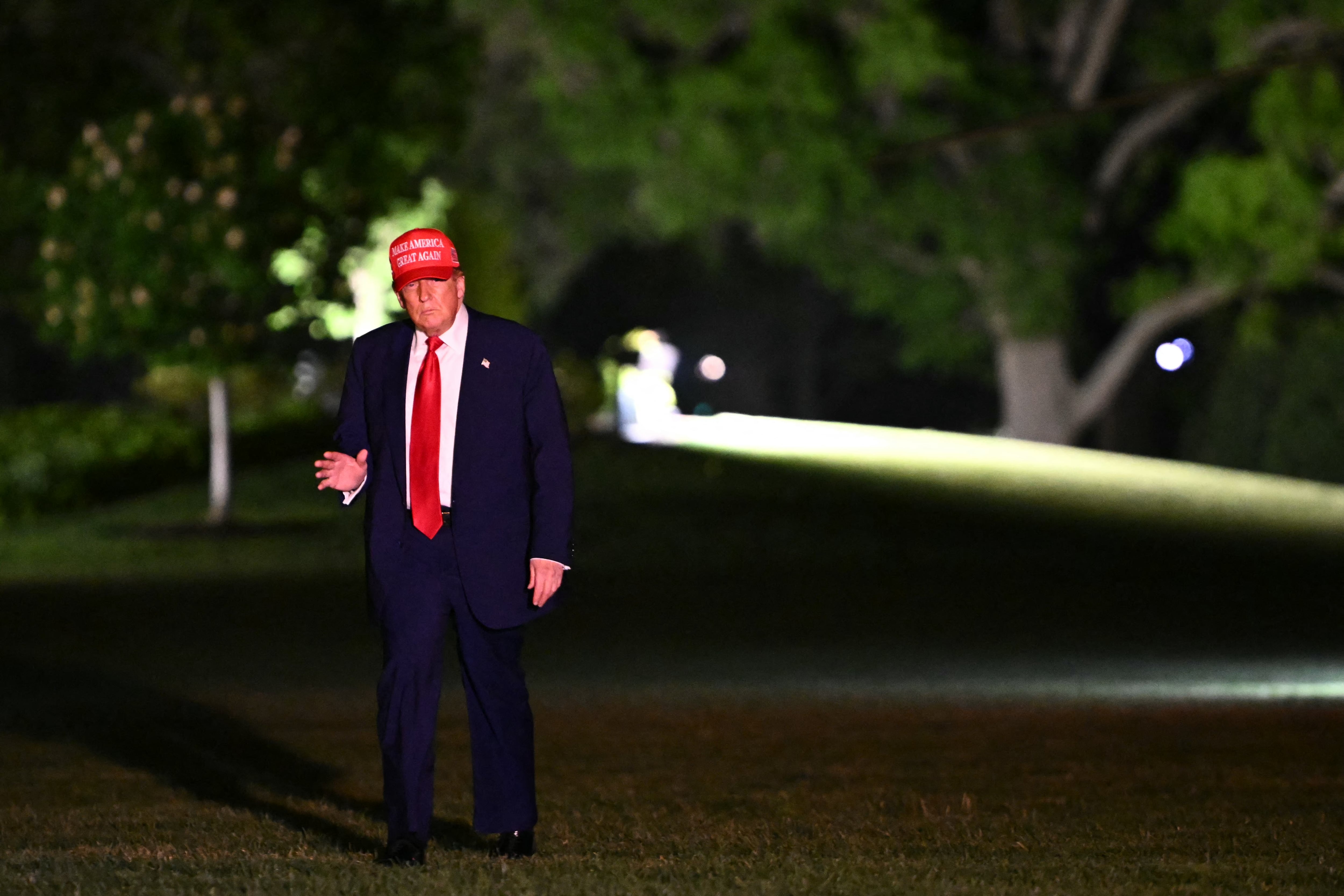 El presidente de Estados Unidos, Donald Trump, en la Casa Blanca en Washington D. C., el 29 de abril tras pronunciar un discurso en un mitin en Michigan para conmemorar sus primeros 100 días en la presidncia. Fotografía:
